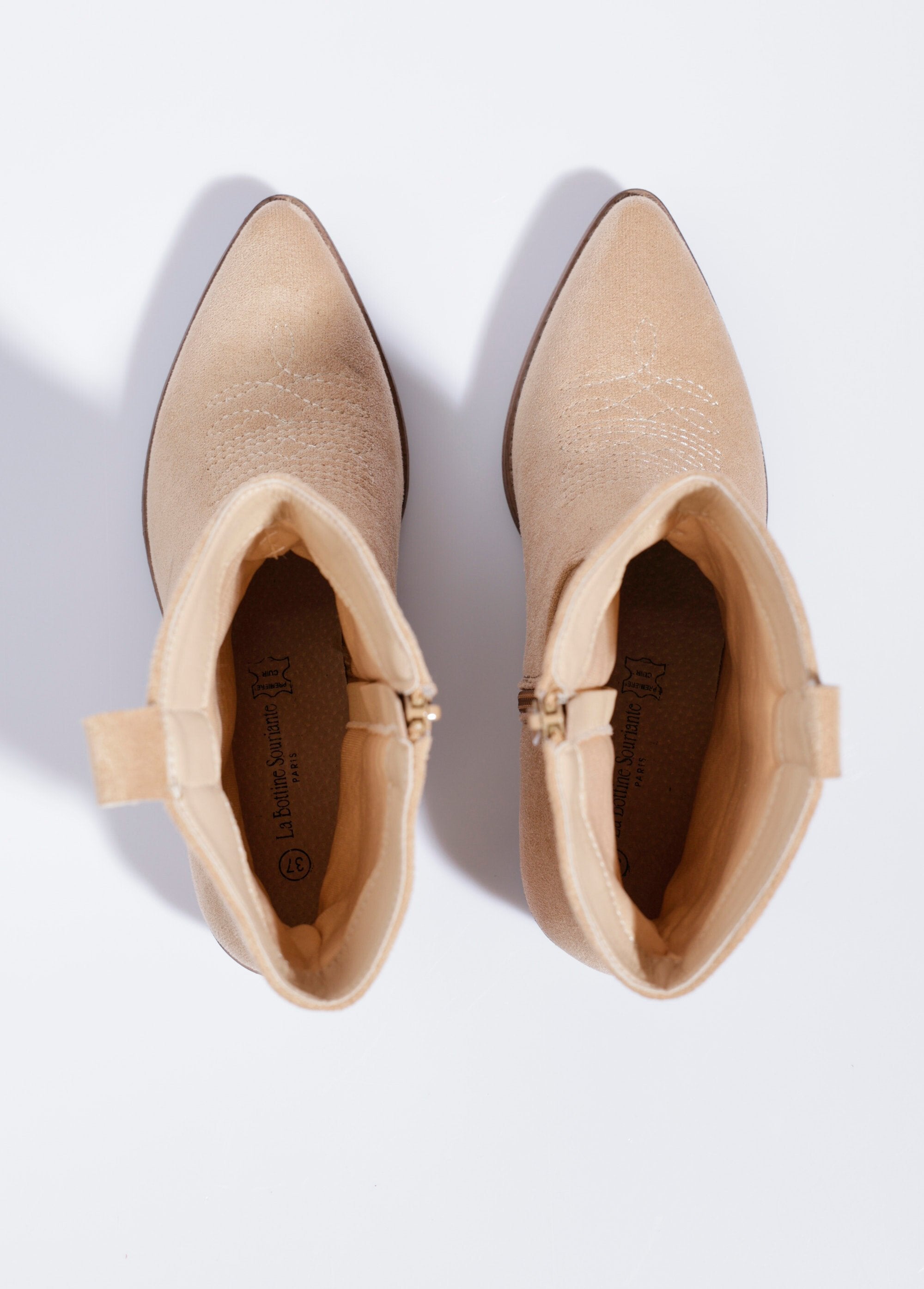 Suède_enkellaarsjes_met_hak_in_westernstijl_Beige_OV1_slim