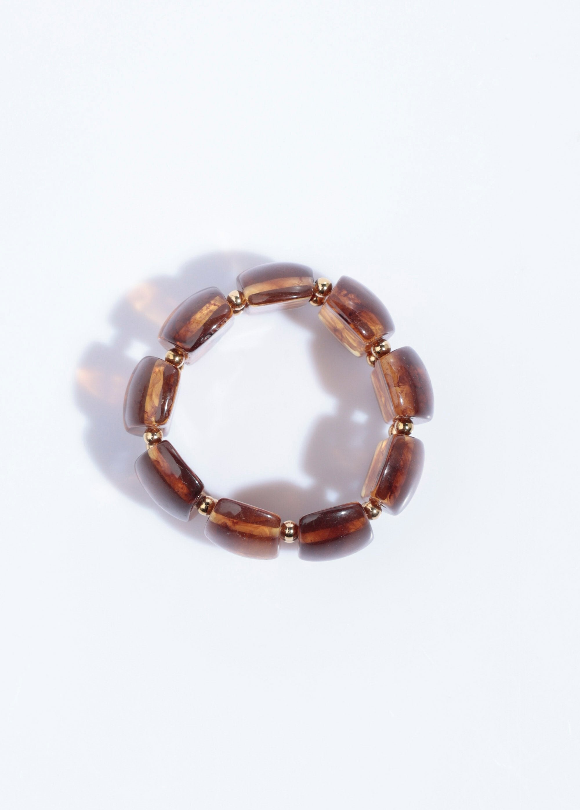 Elastische_armband_met_natuurgetrouwe_parels_Ambre_OV1_slim