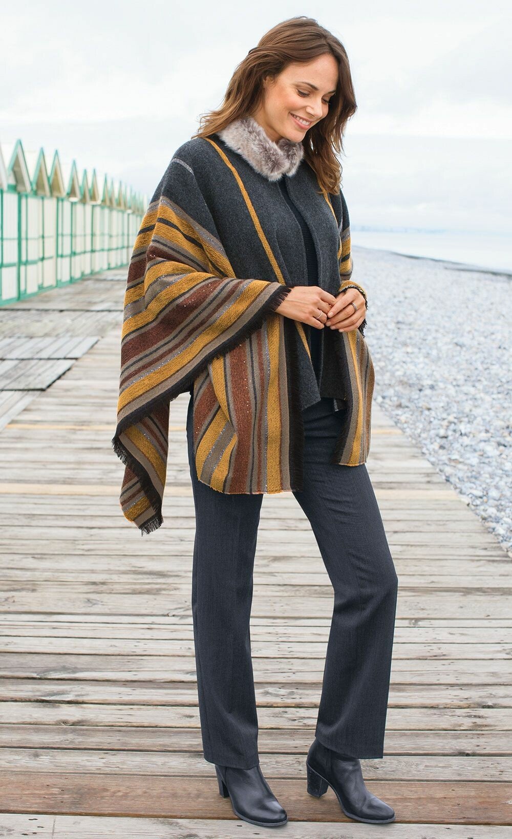 Jacquard_cape_met_kraag_van_imitatiebont_Anthracite_et_miel_SF1_slim