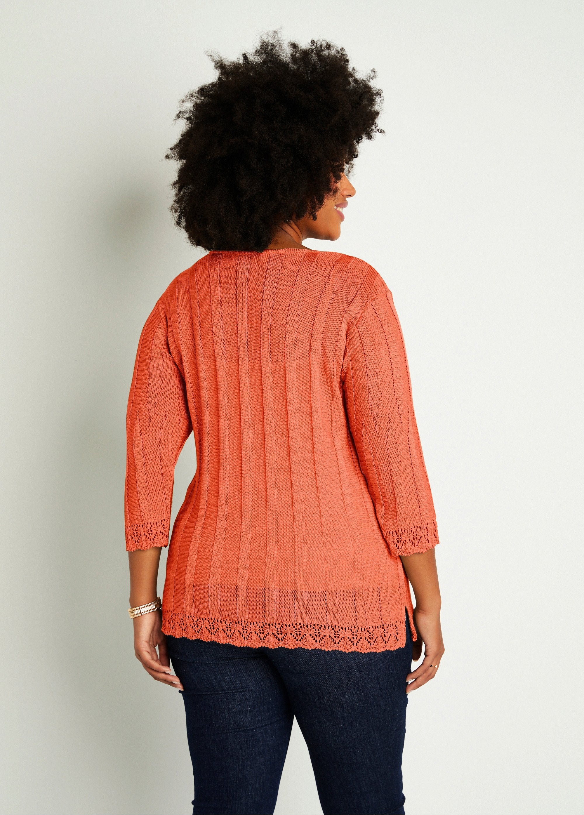 Lang_opengewerkt_vest_met_knopen_Corail_DO1_curvy