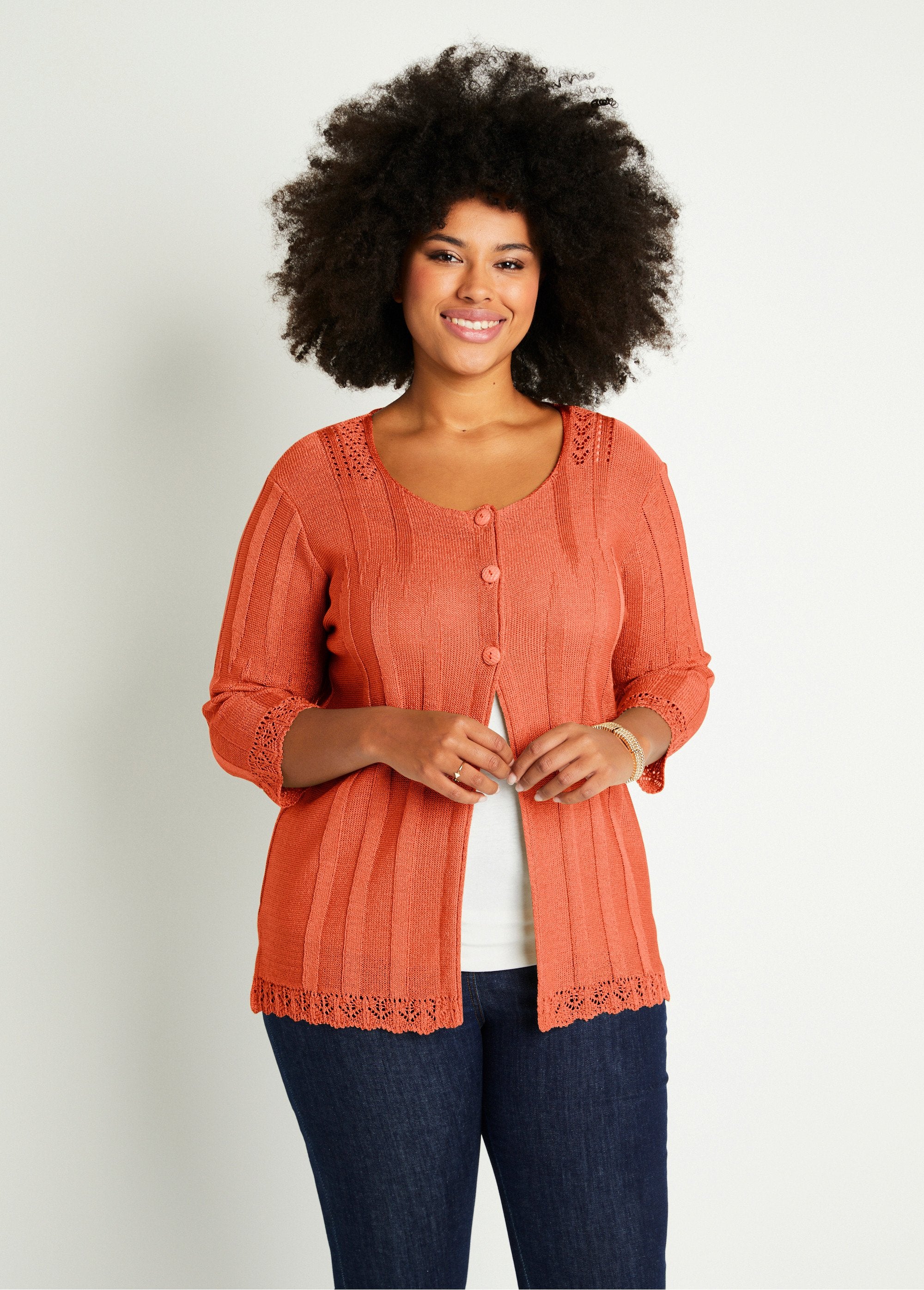 Lang_opengewerkt_vest_met_knopen_Corail_FA1_curvy