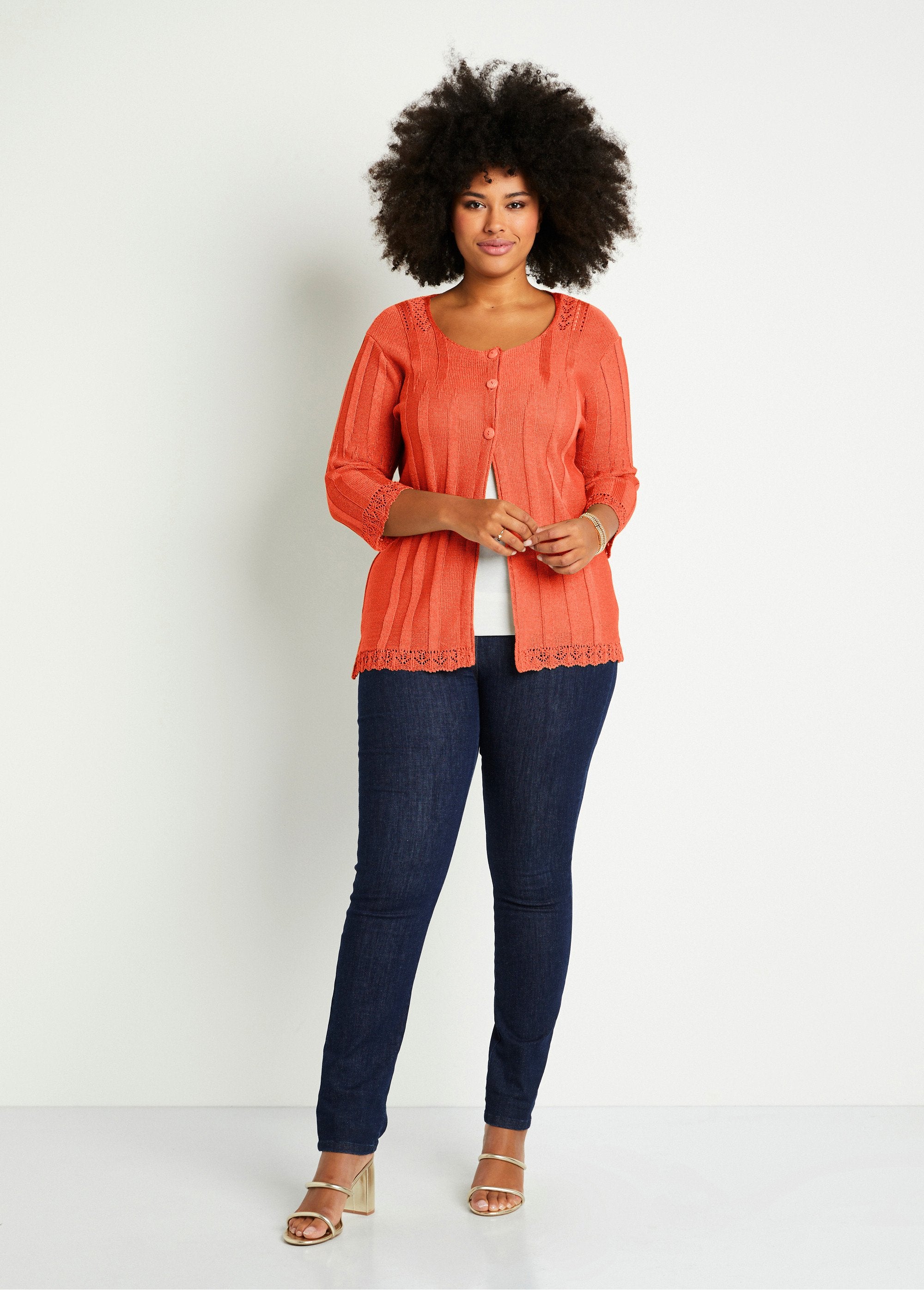 Lang_opengewerkt_vest_met_knopen_Corail_SF1_curvy