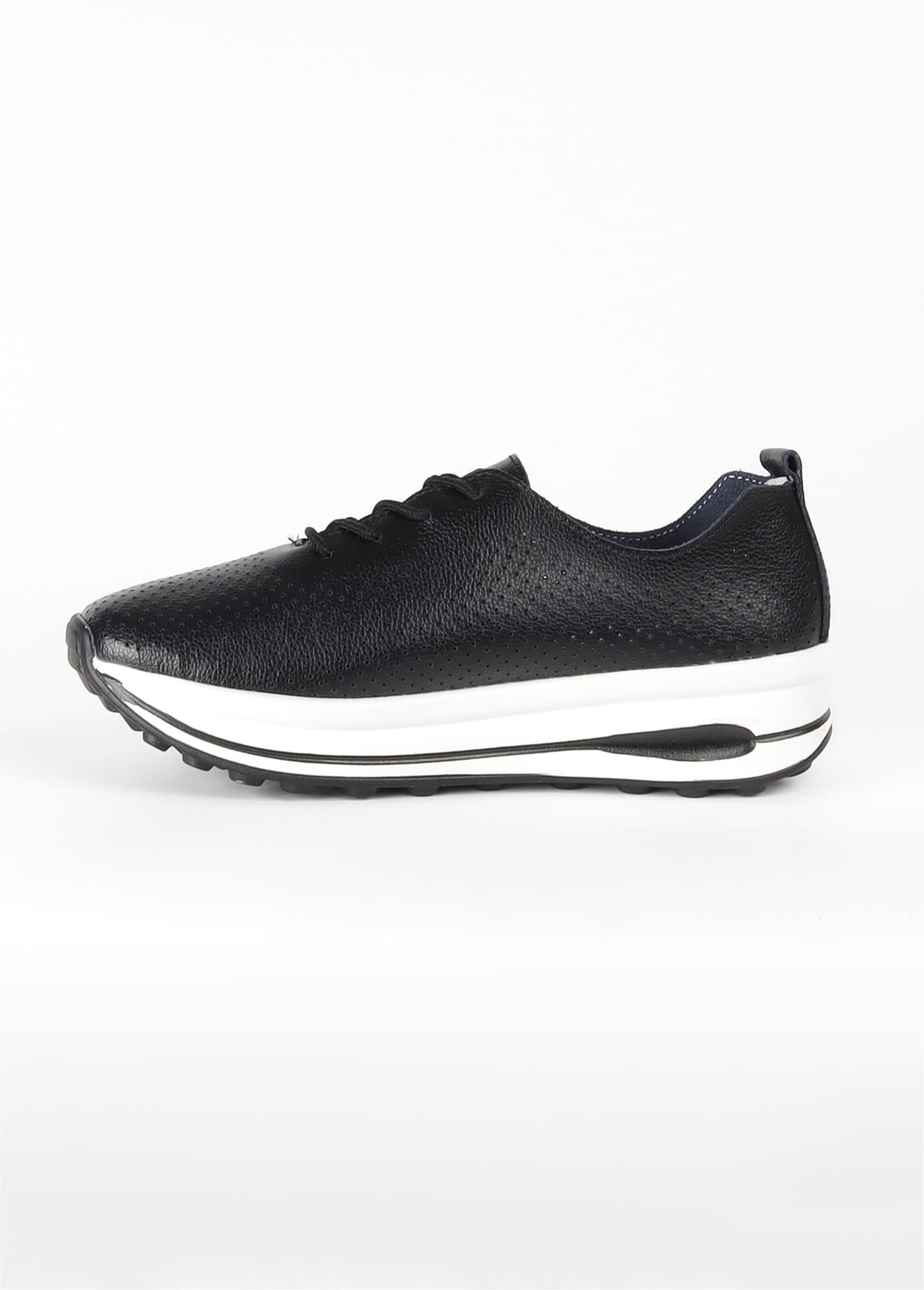 Geperforeerde_leren_trainer_Noir_GA1_slim