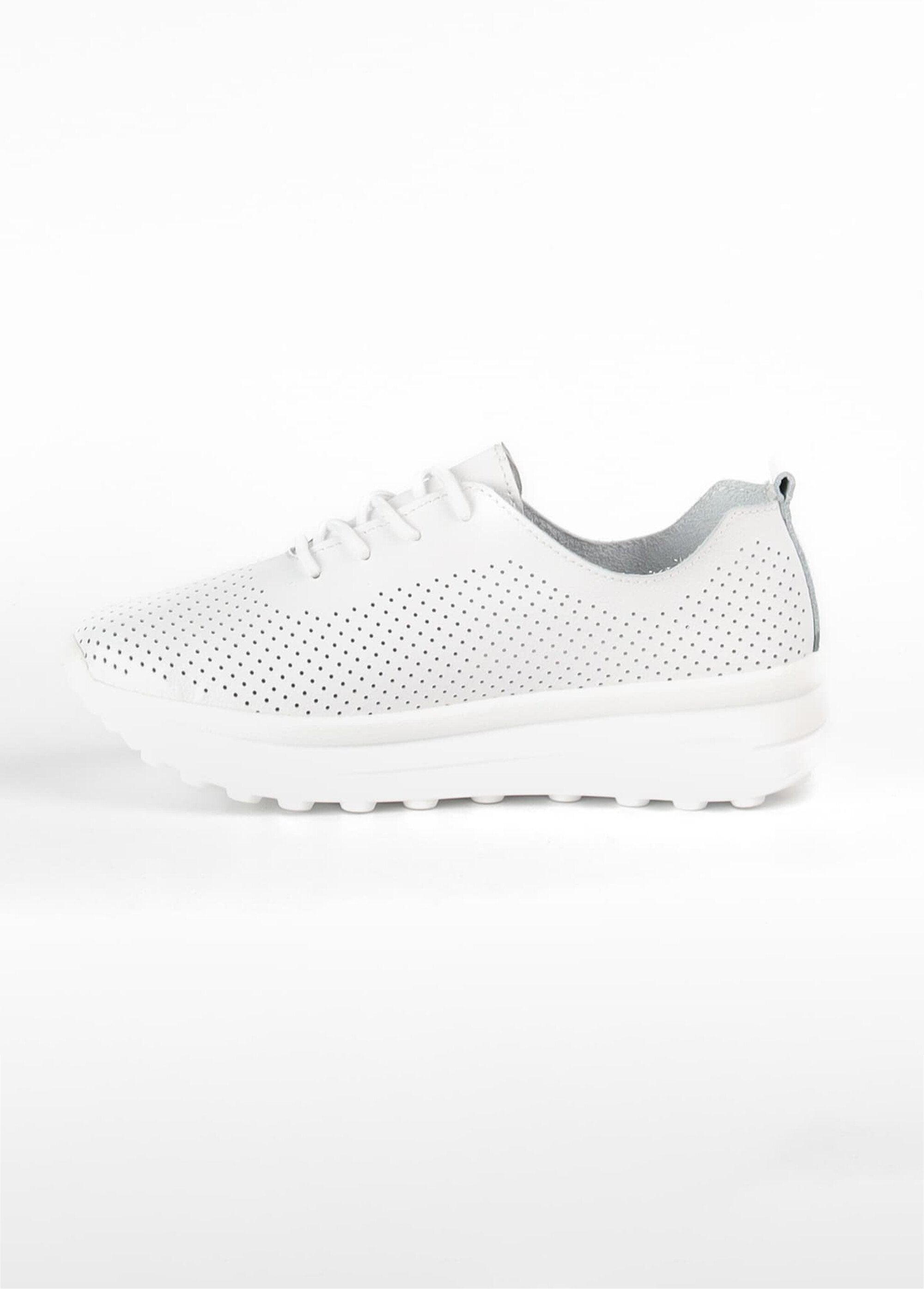Geperforeerde_leren_trainer_Blanc_GA1_slim