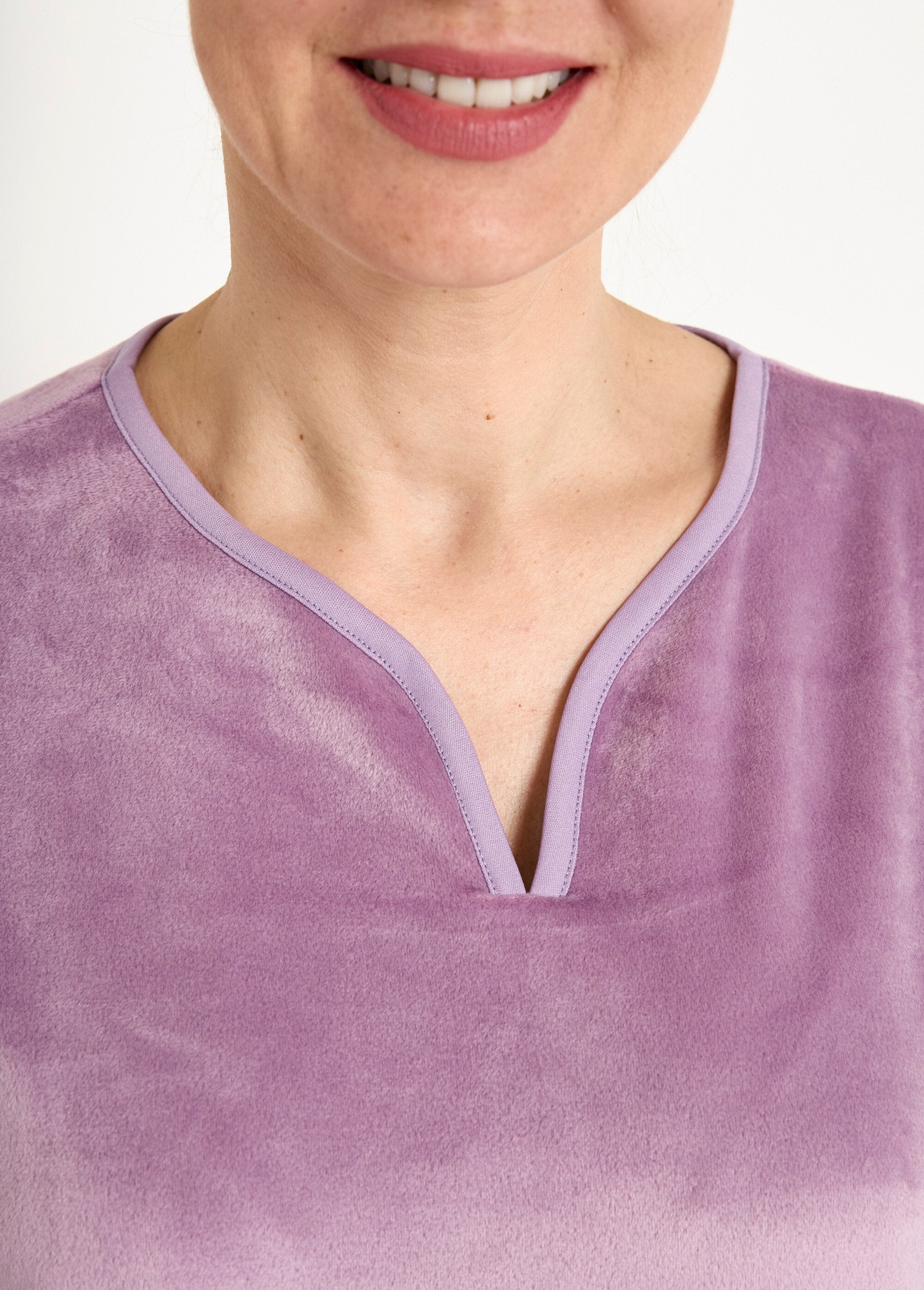 Geborduurd_fleece_nachthemd,_halflang_Violine_DE4_slim