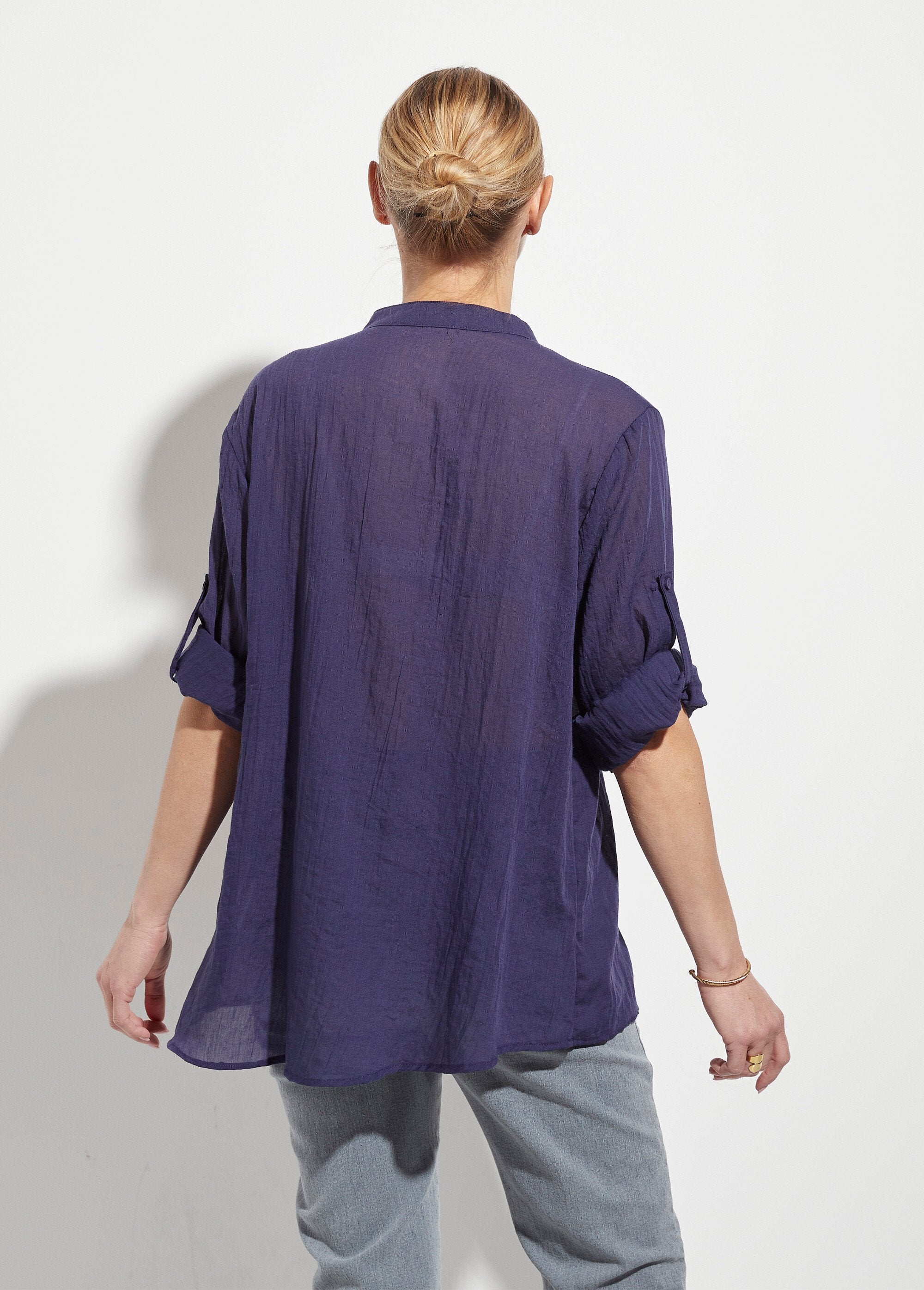 Losvallende_blouse_met_tuniekkraag_van_katoenvoile_Marine_DO1_slim