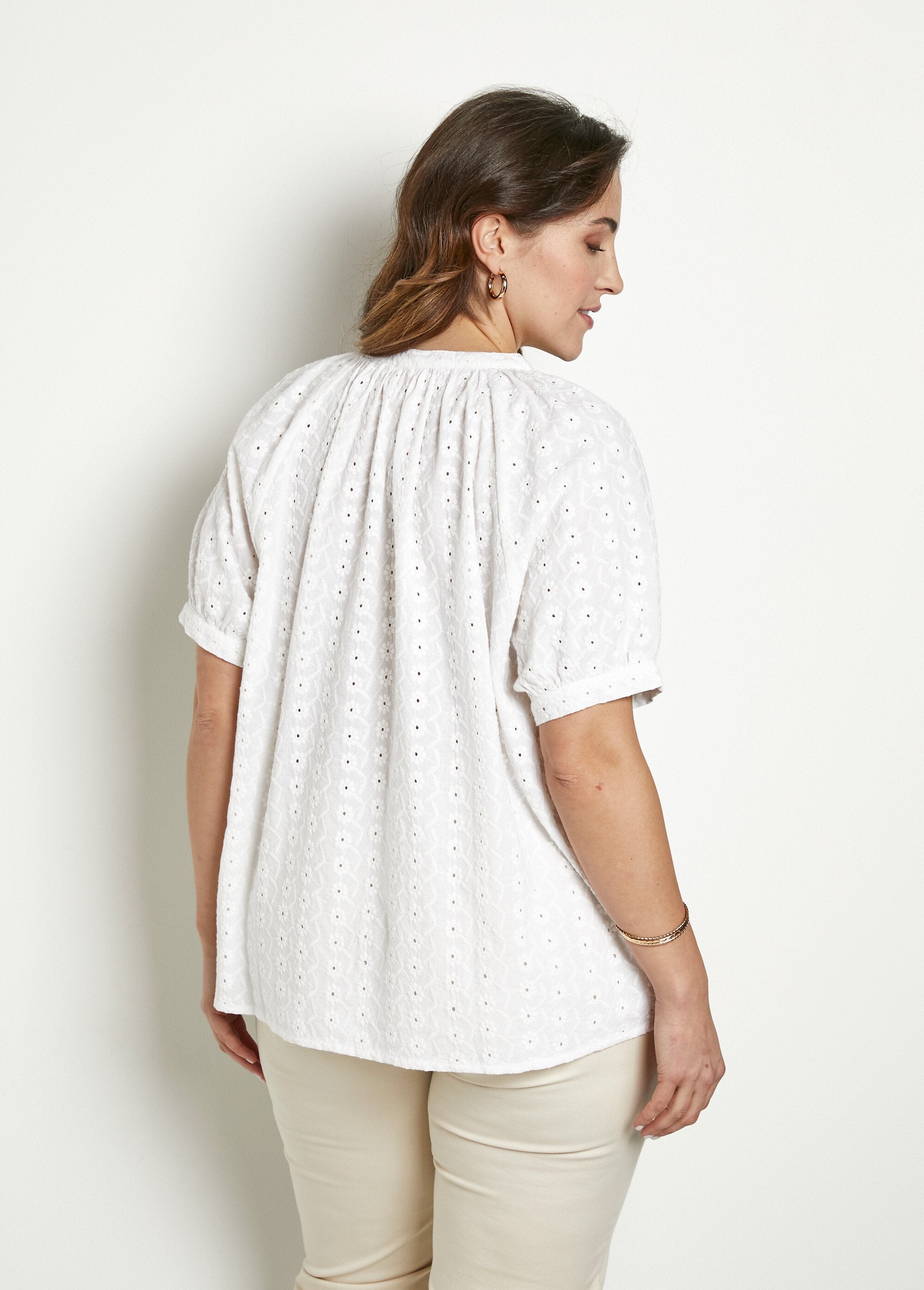 Los_katoenen_shirt,_geborduurd,_kraagloos_Blanc_DO1_curvy