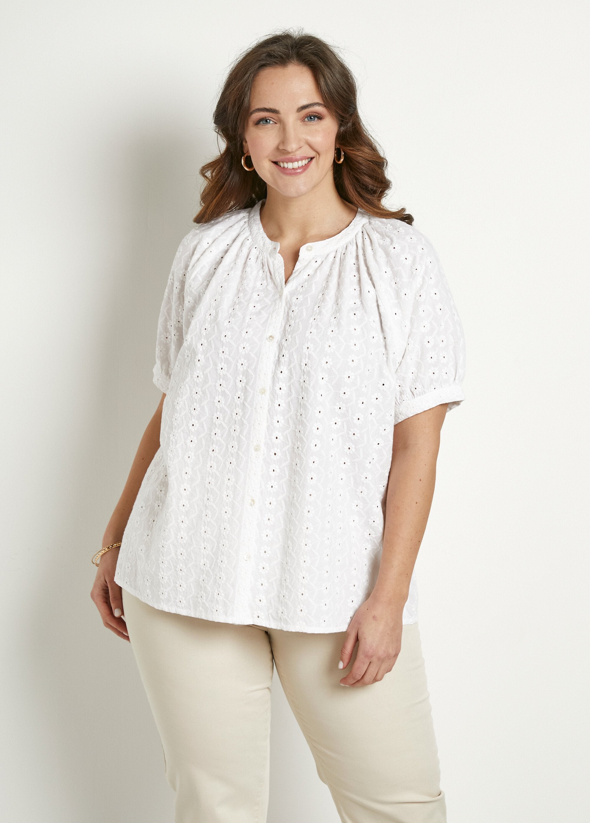 Los_katoenen_shirt,_geborduurd,_kraagloos_Blanc_FA1_curvy