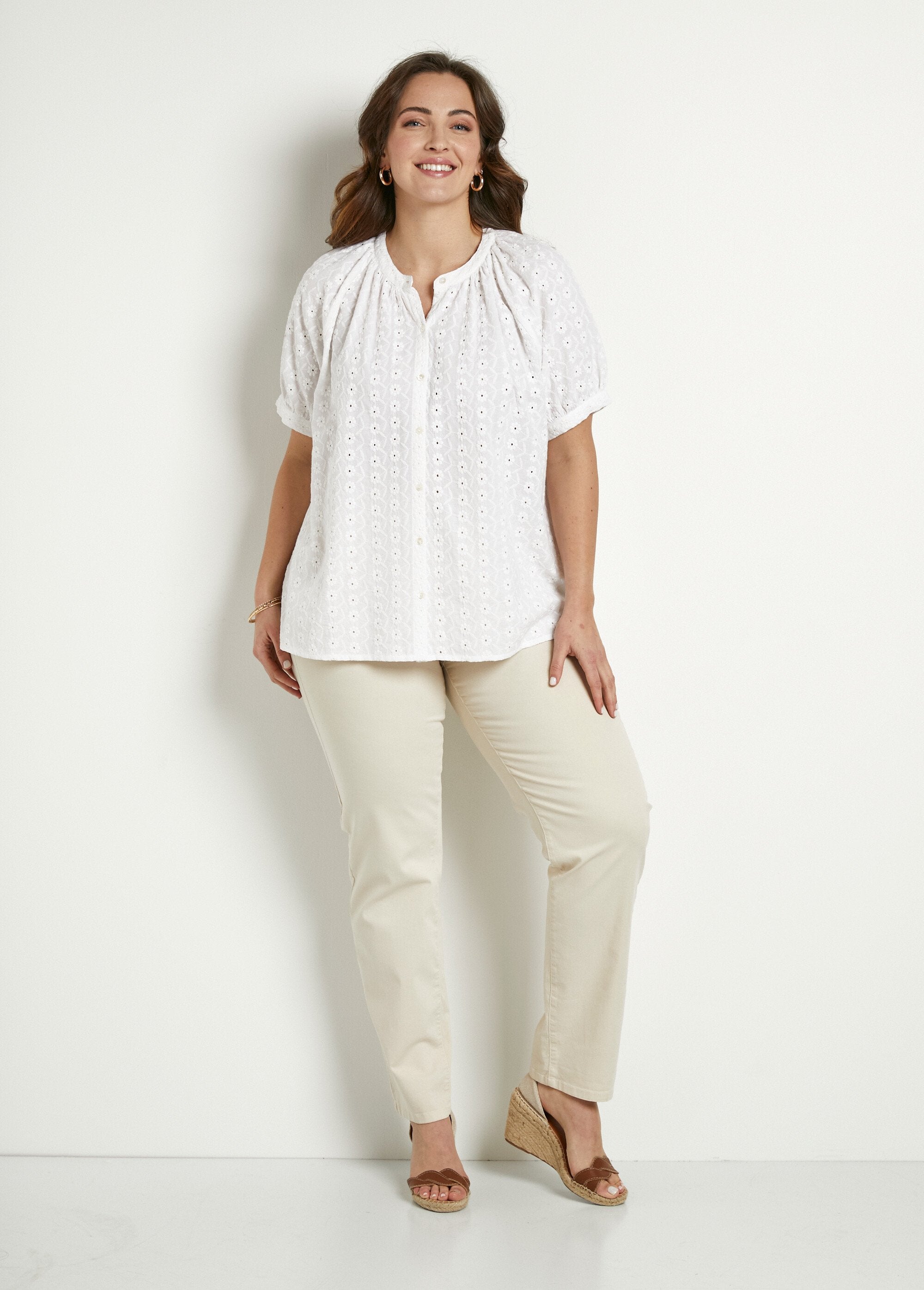 Los_katoenen_shirt,_geborduurd,_kraagloos_Blanc_SF1_curvy