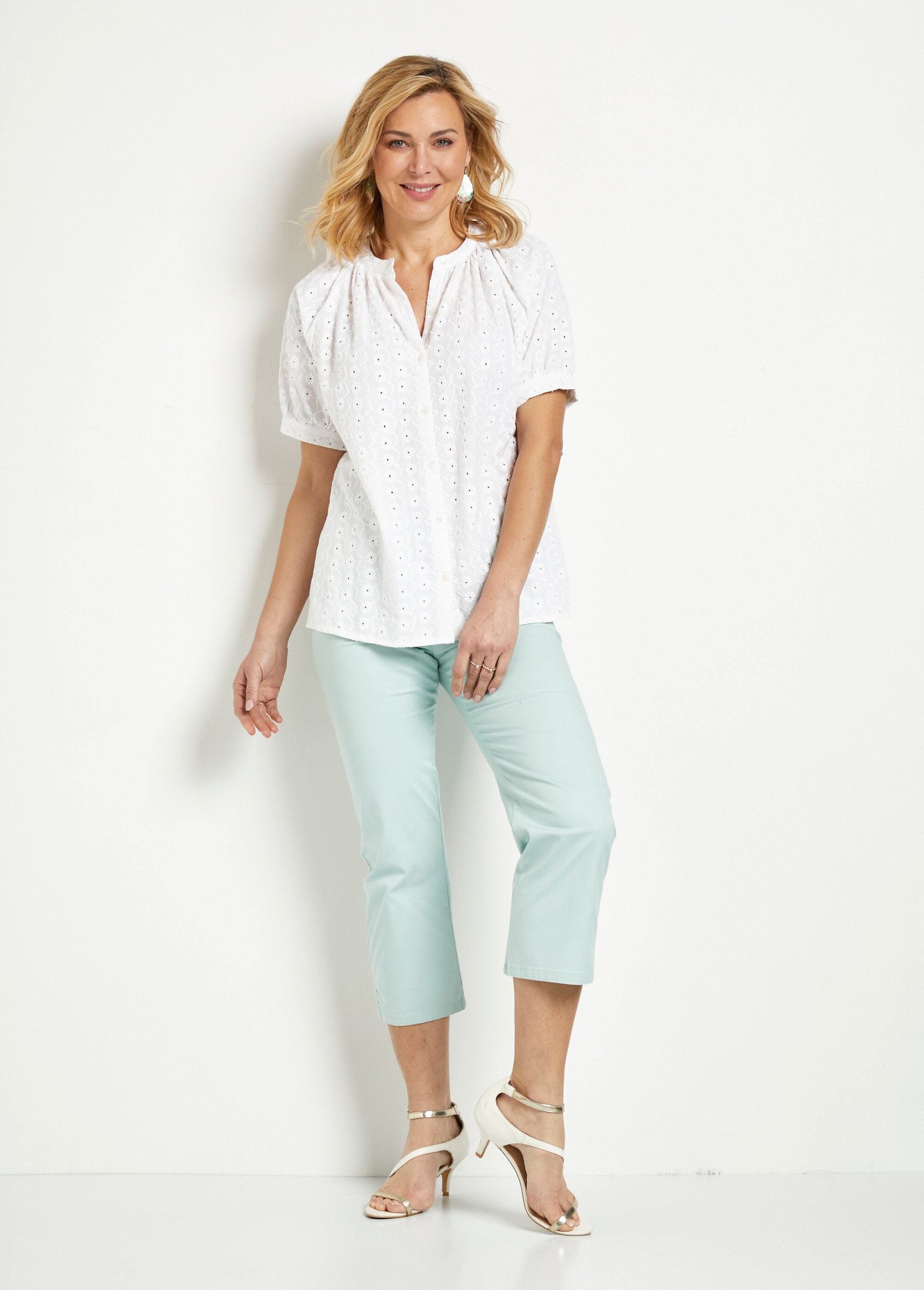 Los_katoenen_shirt,_geborduurd,_kraagloos_Blanc_SF1_slim
