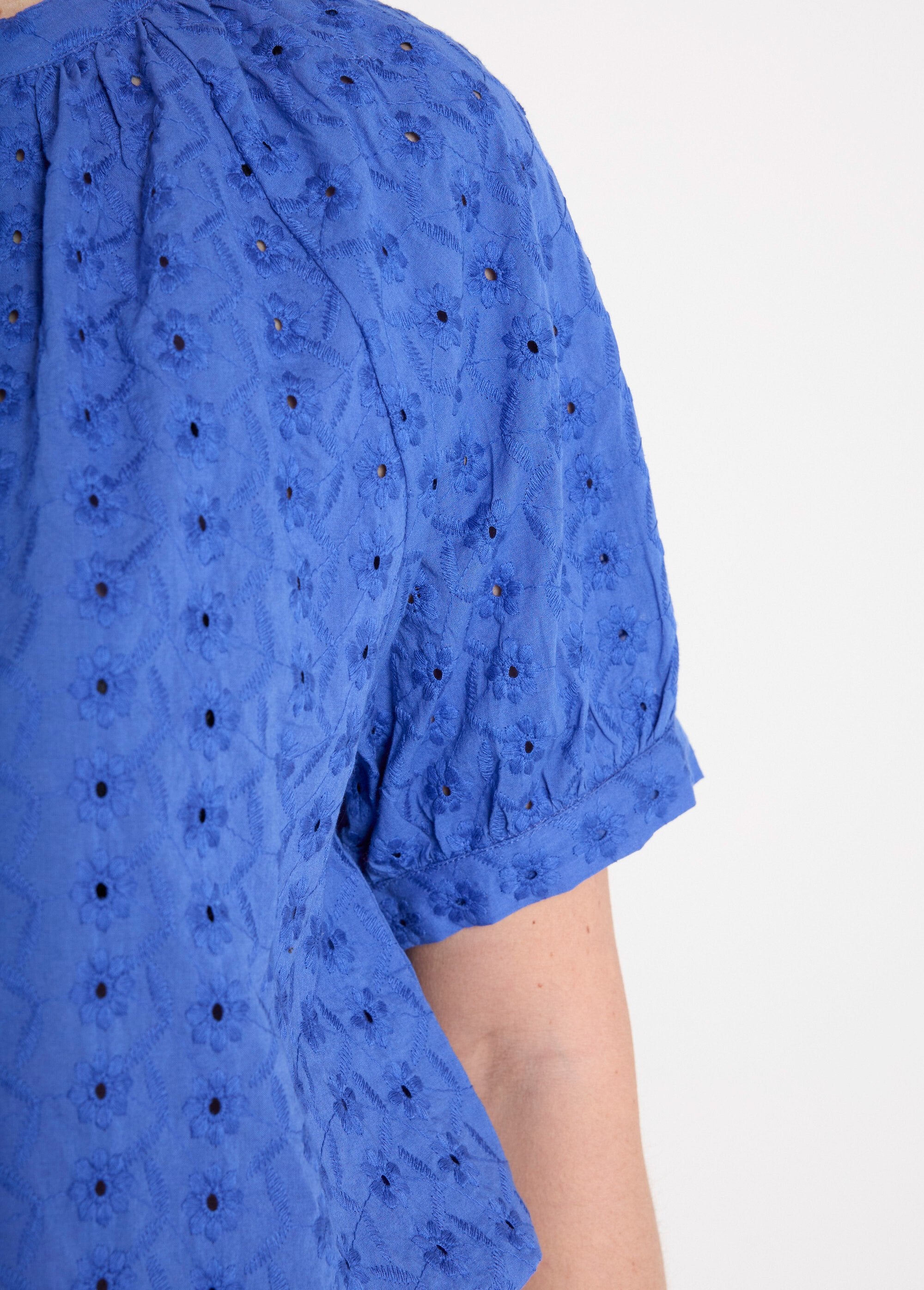 Losse,_kraagloze,_geborduurde_katoenen_blouse_Bleu_DE2_slim