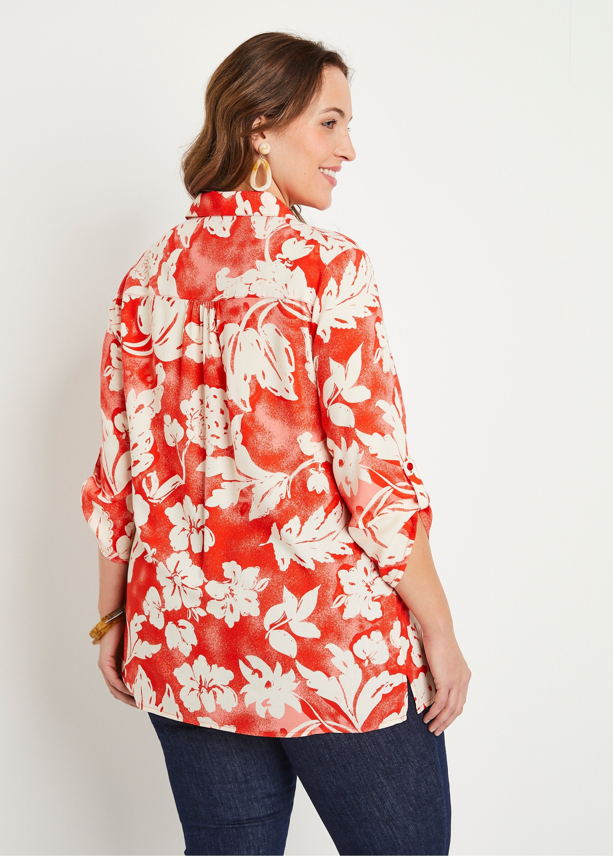 Losvallende_lange_gebloemde_blouse_rood_en_wit_DO1_curvy