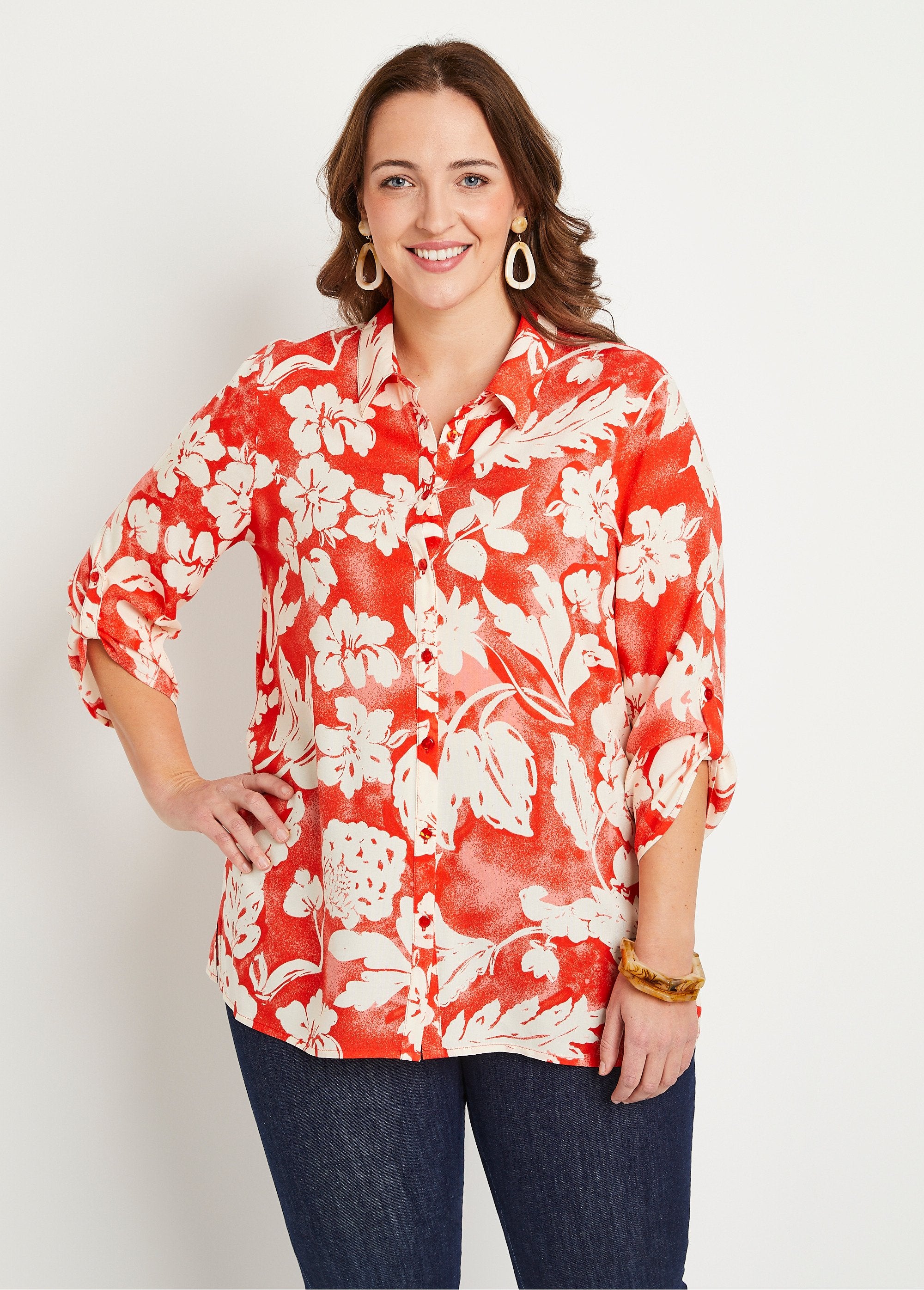 Losvallende_lange_gebloemde_blouse_rood_en_wit_FA1_curvy