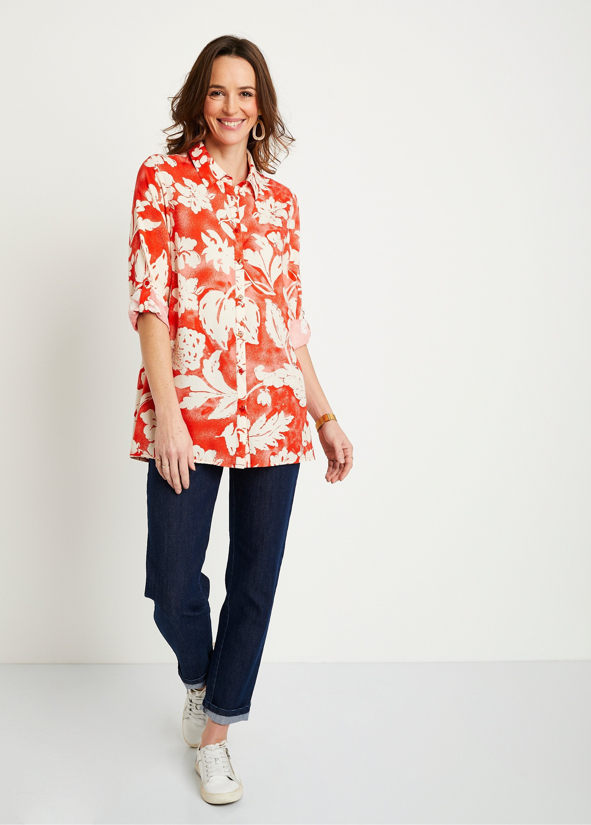 Losvallende_lange_gebloemde_blouse_rood_en_wit_SF1_slim