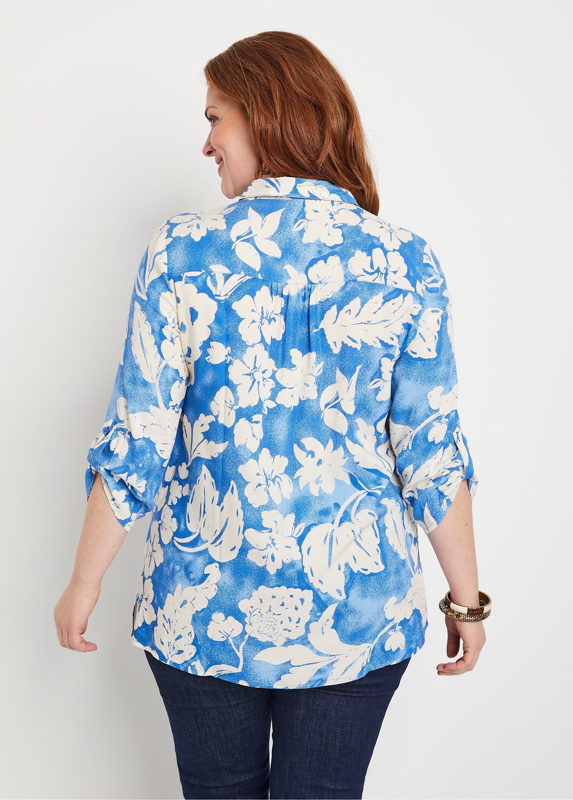 Losvallende_lange_gebloemde_blouse_Blauw_en_wit_DO1_curvy