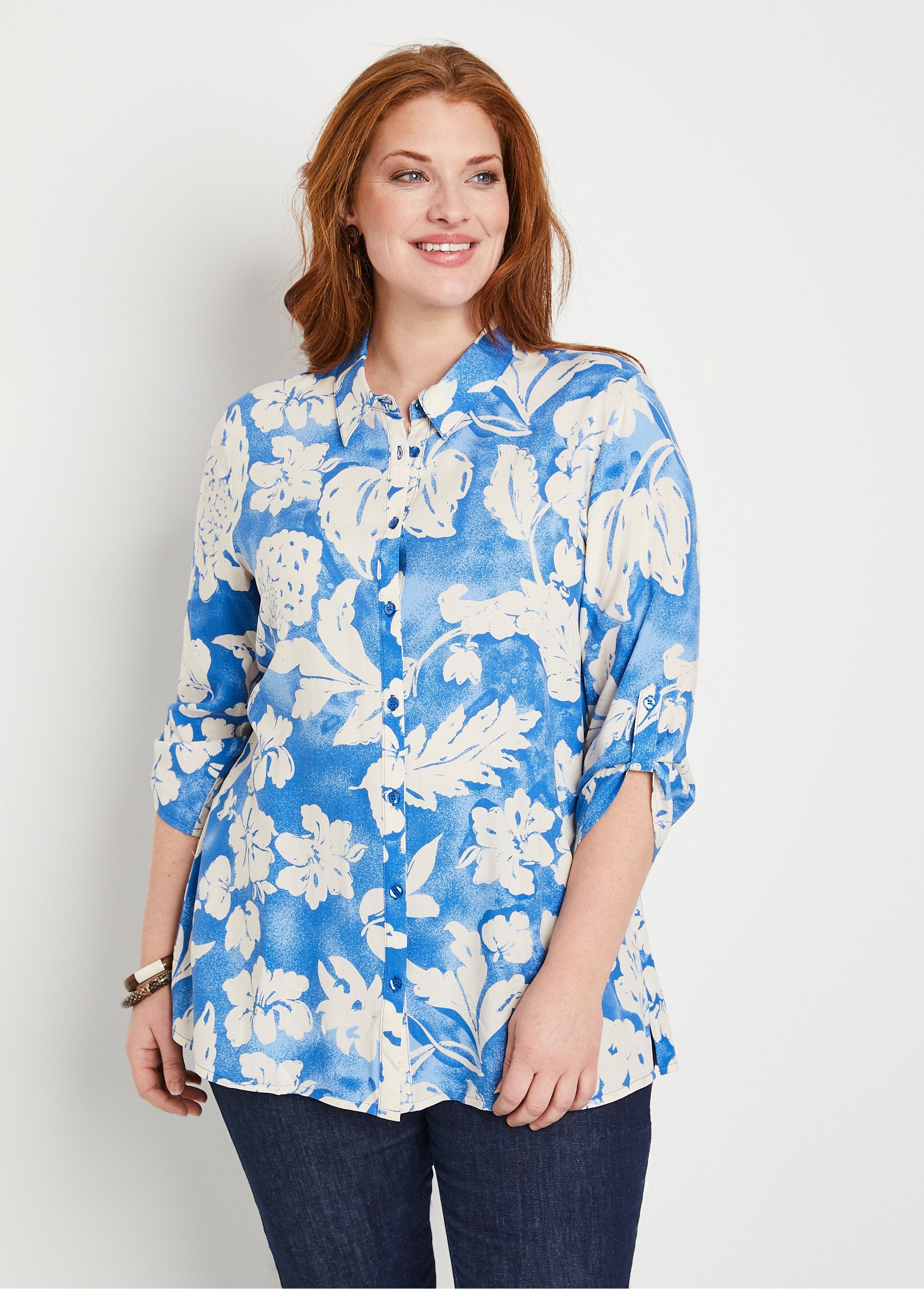 Losvallende_lange_gebloemde_blouse_Blauw_en_wit_FA1_curvy