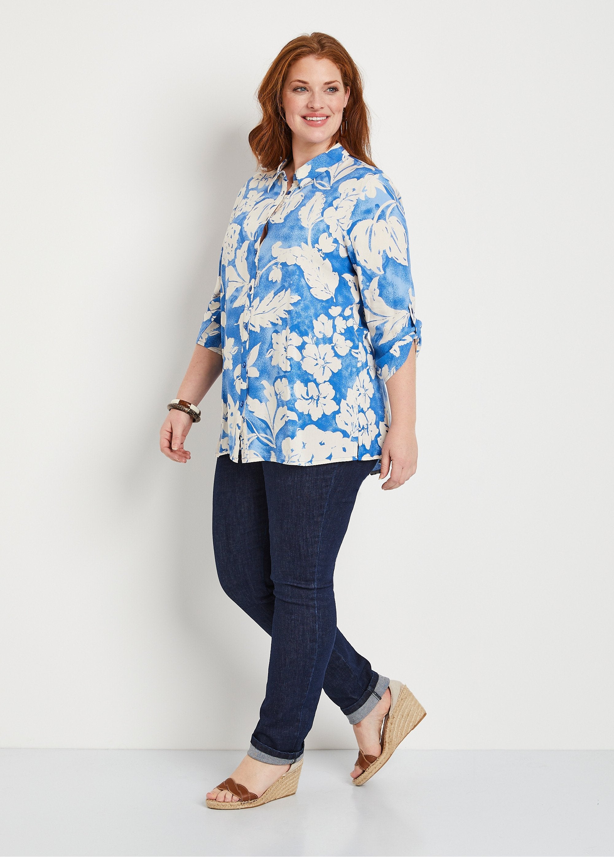 Losvallende_lange_gebloemde_blouse_Blauw_en_wit_SF1_curvy