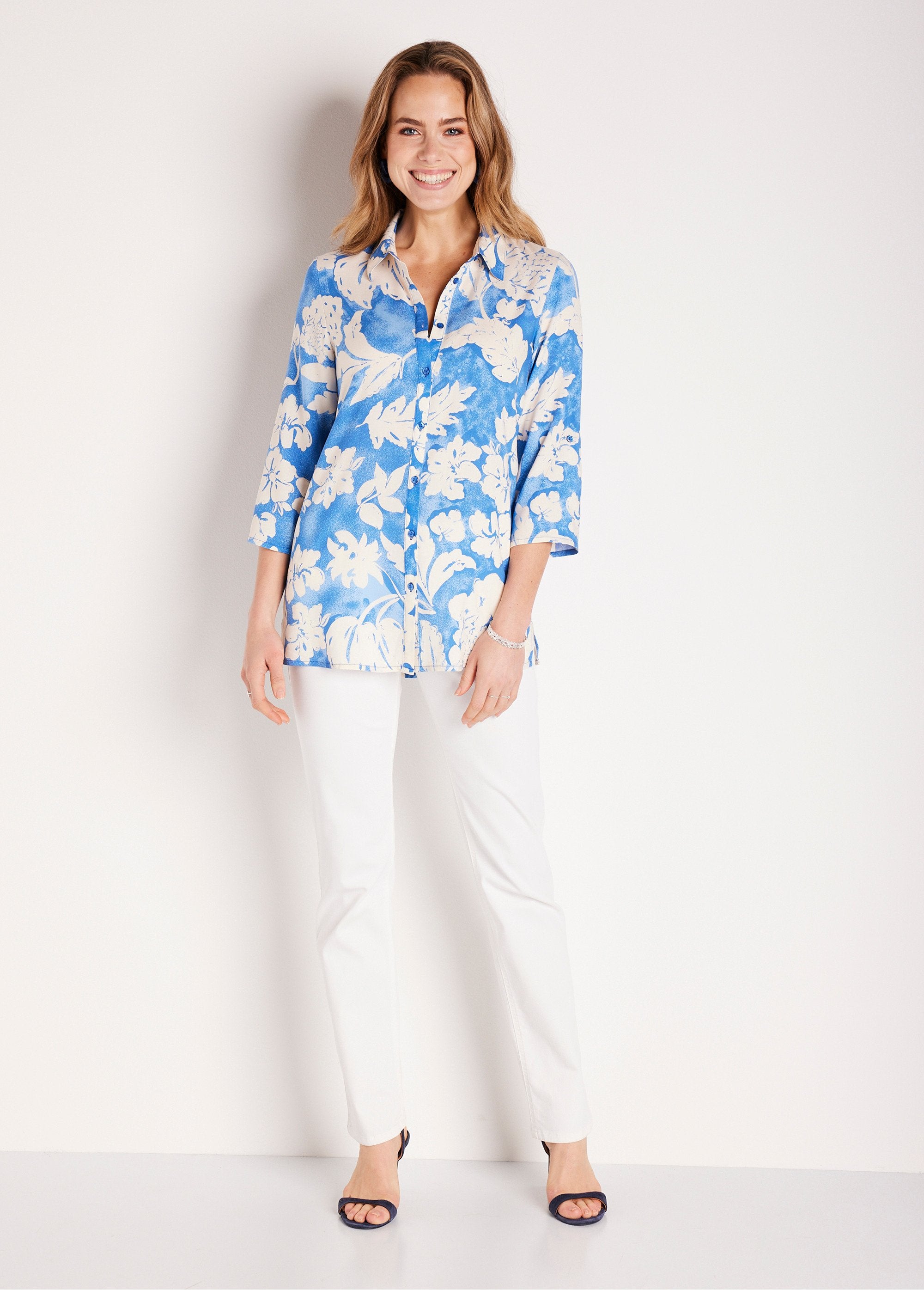 Losvallende_lange_gebloemde_blouse_Blauw_en_wit_SF1_slim