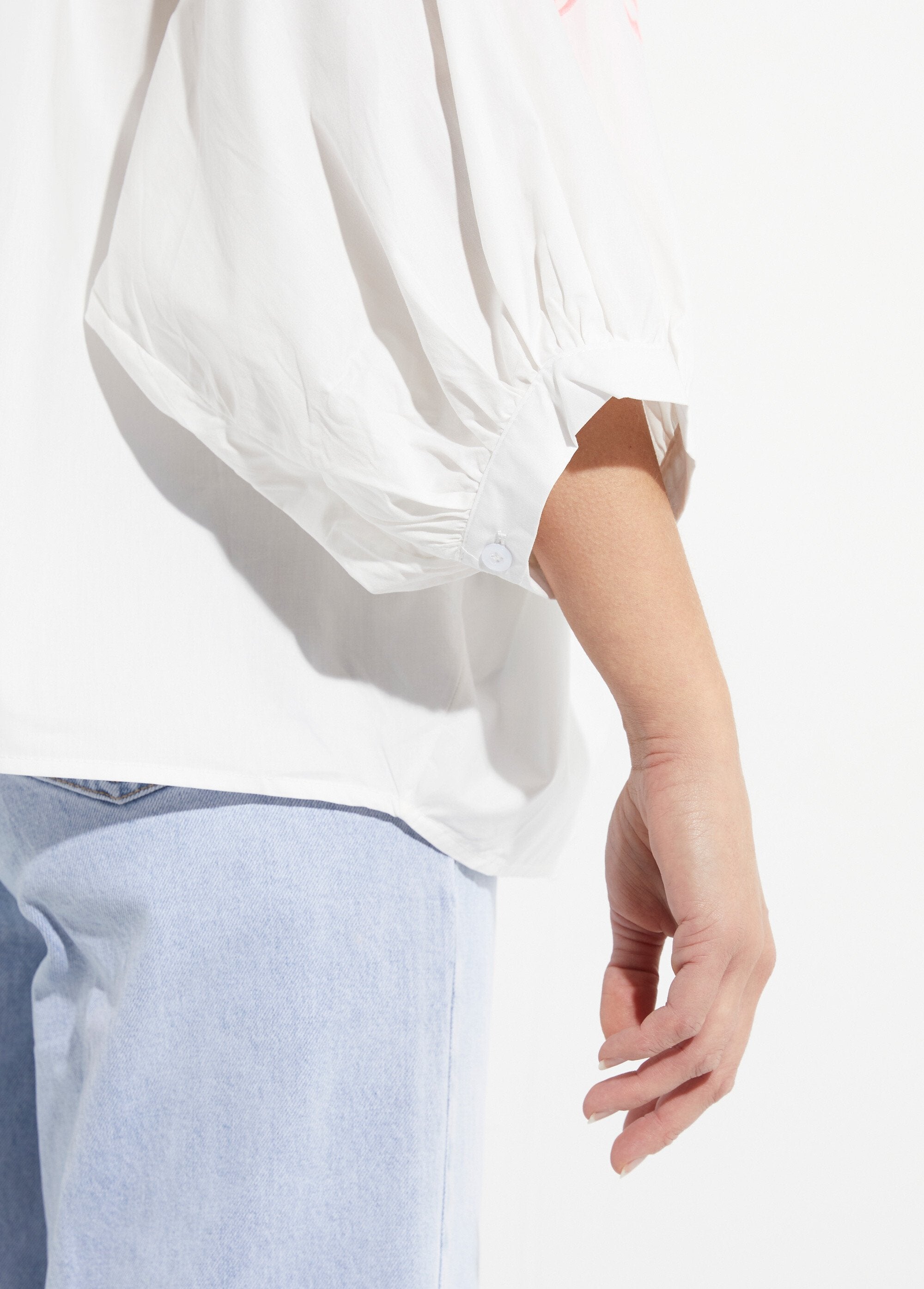 Losvallende_blouse_met_geborduurde_palmboom_mouwen_Blanc_et_rose_fluo_DE3_slim