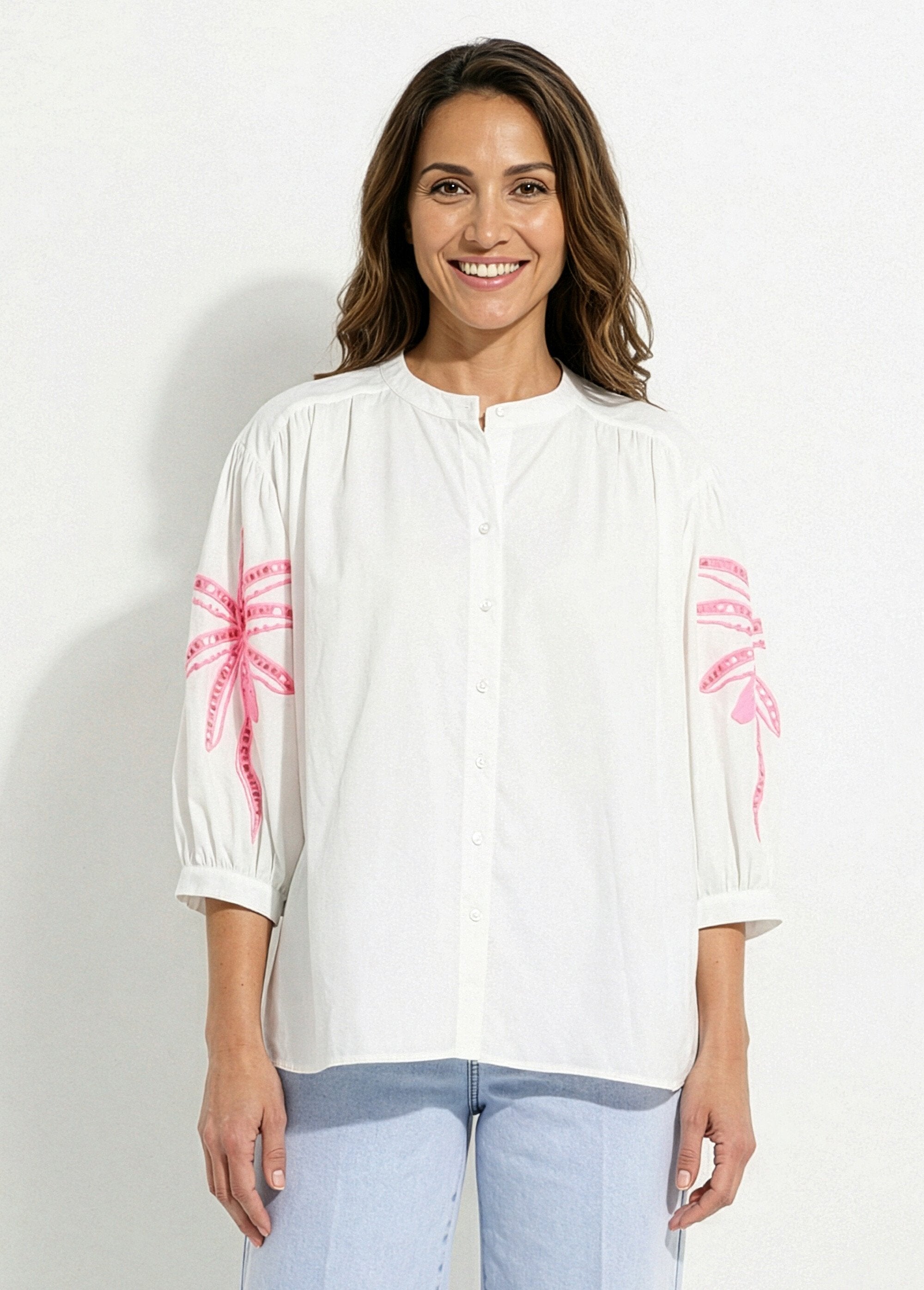 Losvallende_blouse_met_geborduurde_palmboom_mouwen_Blanc_et_rose_fluo_FA1_slim