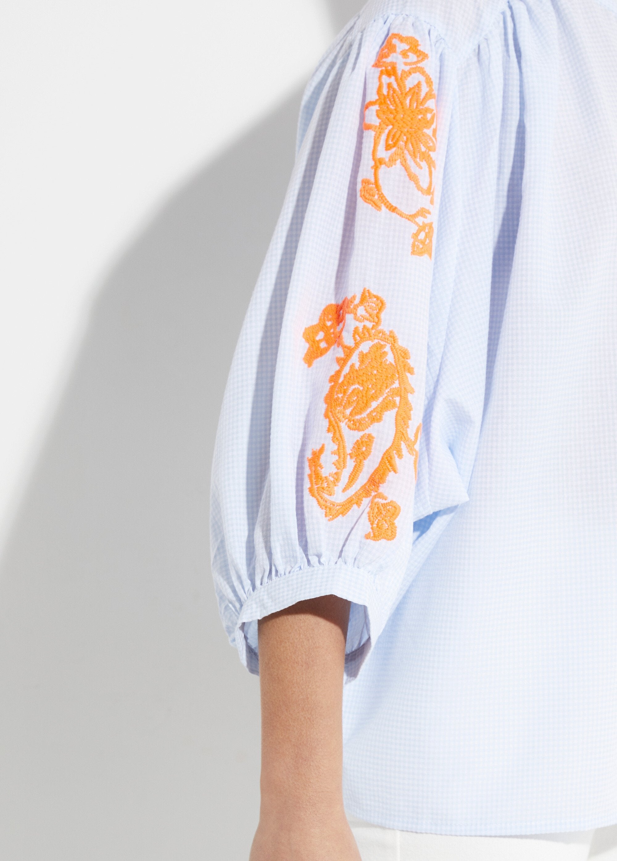 Losvallende_geruite_blouse,_fluorescerend_borduursel_Bleu_DE2_slim