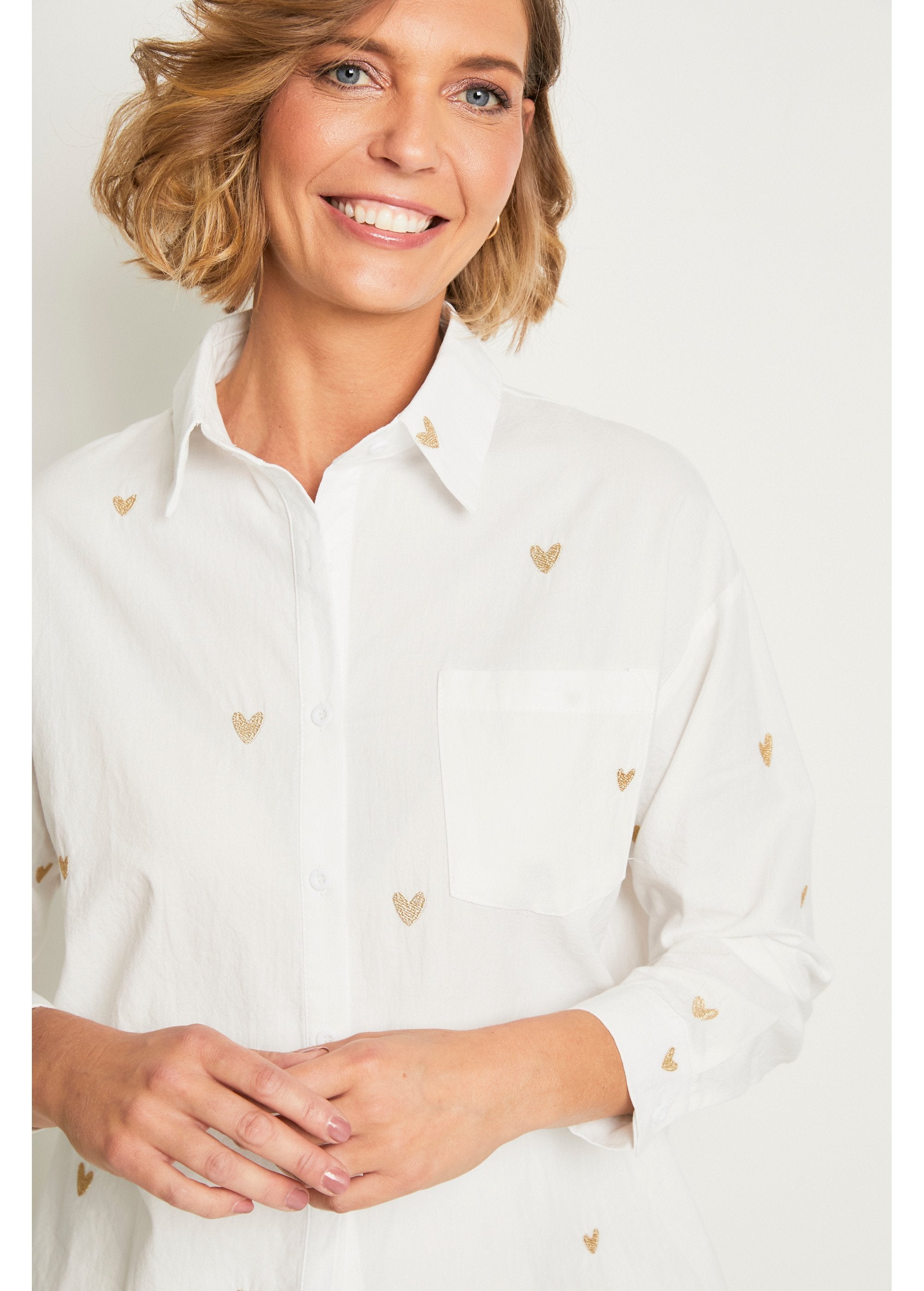 Blouse_met_goudkleurig_curs_borduurwerk_Blanc_DE1_slim