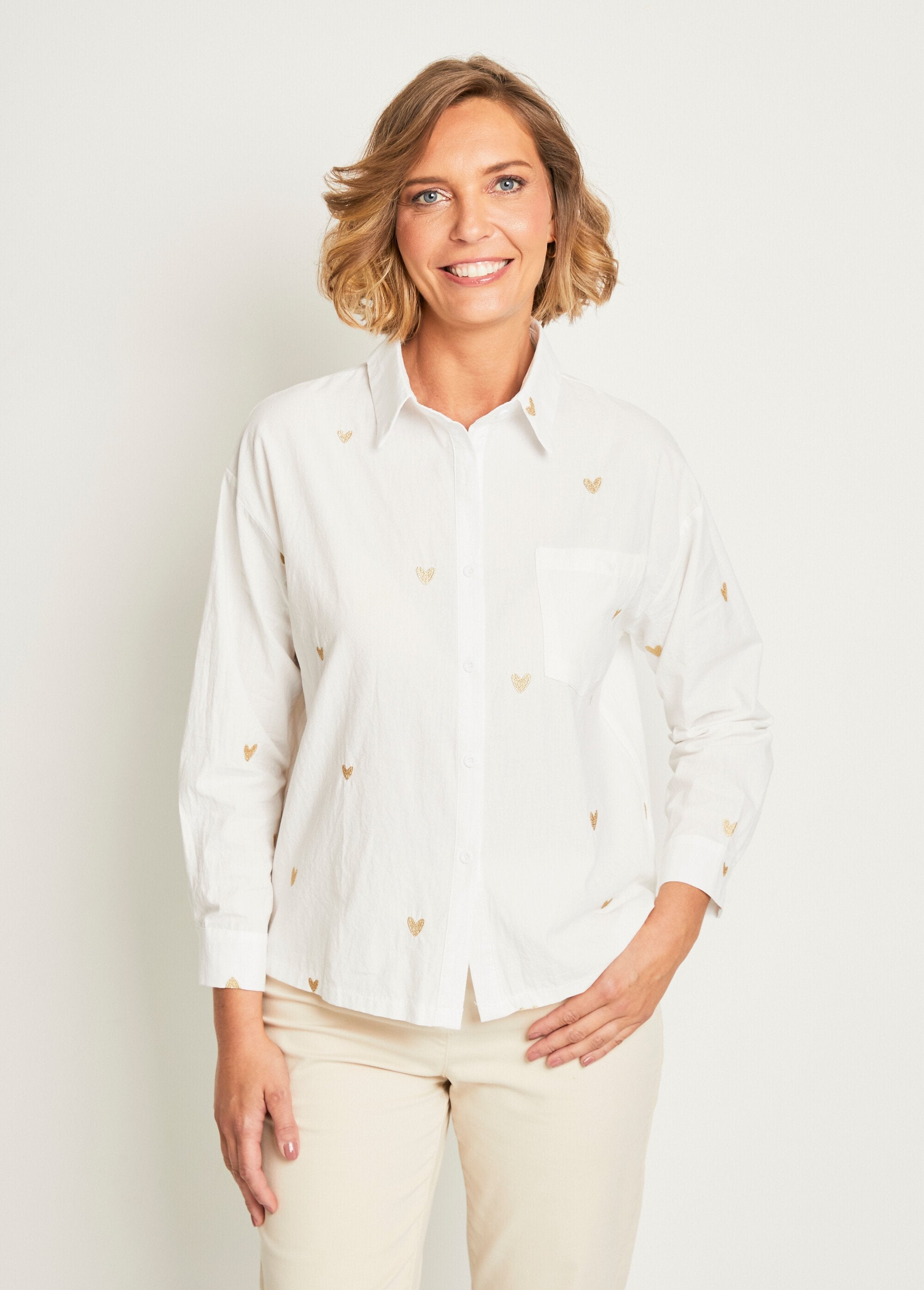 Blouse_met_goudkleurig_curs_borduurwerk_Blanc_FA1_slim