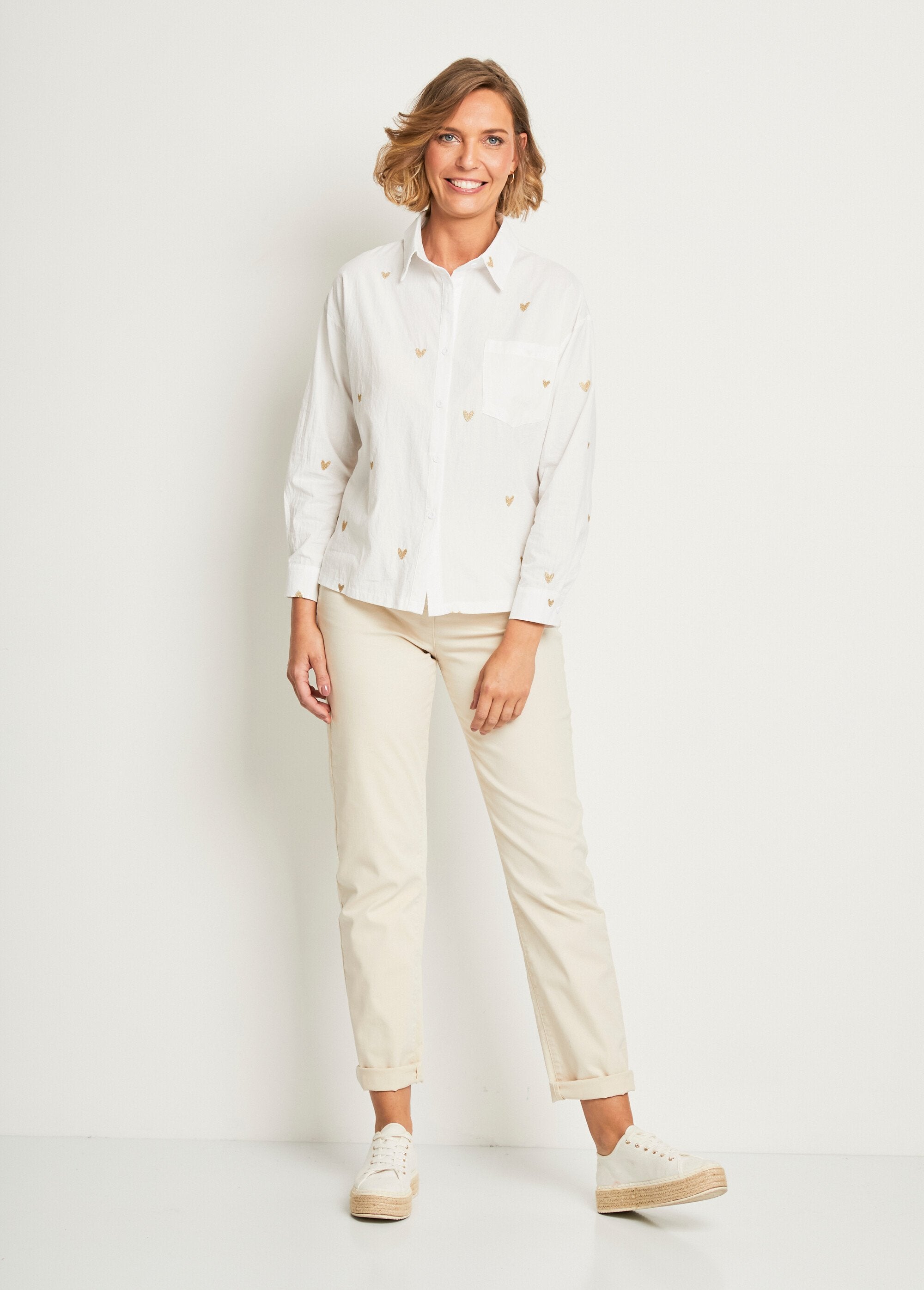 Blouse_met_goudkleurig_curs_borduurwerk_Blanc_SF1_slim