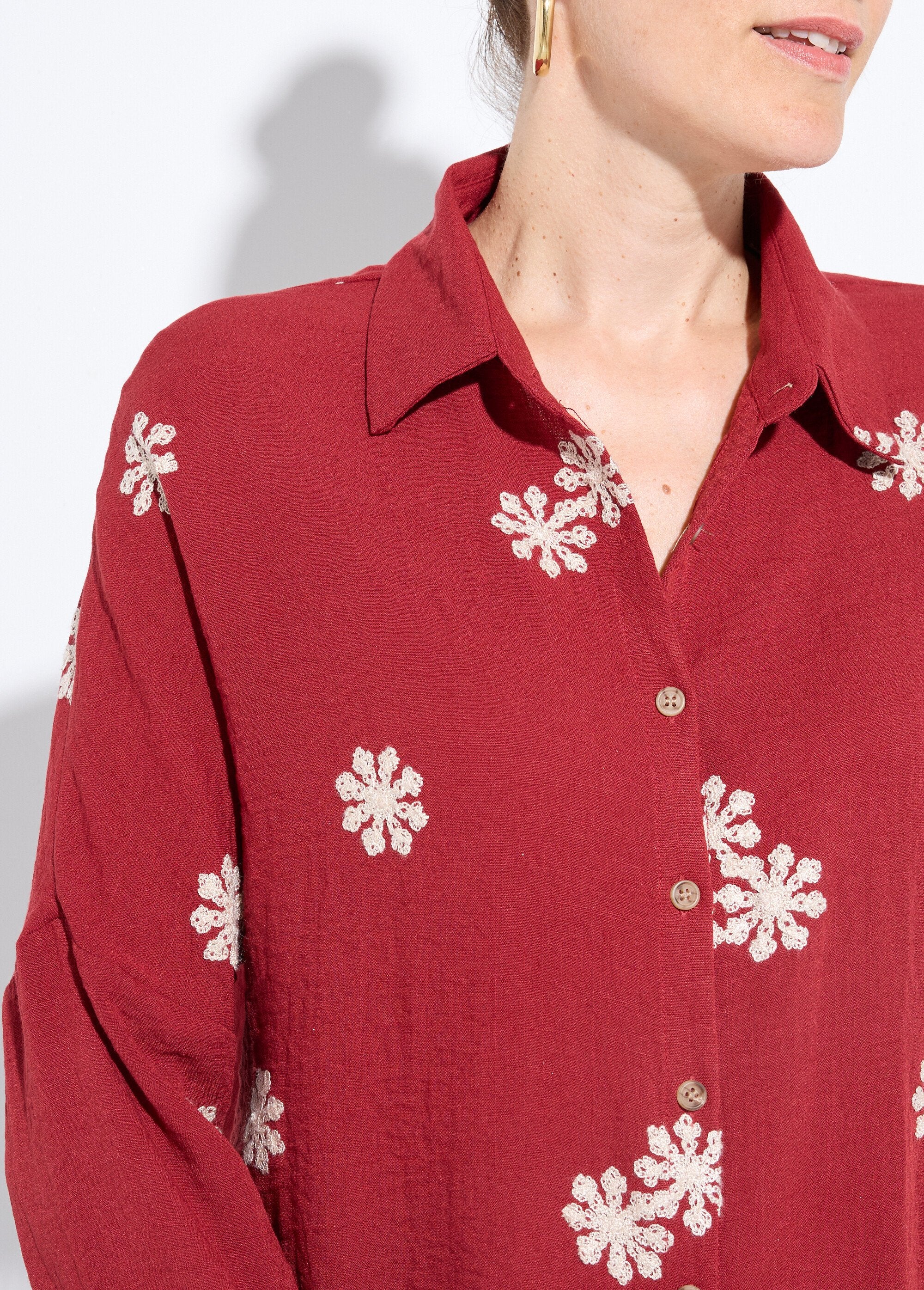 Blouse_met_gestileerd_bloemenborduursel_Bordeaux_DE1_slim