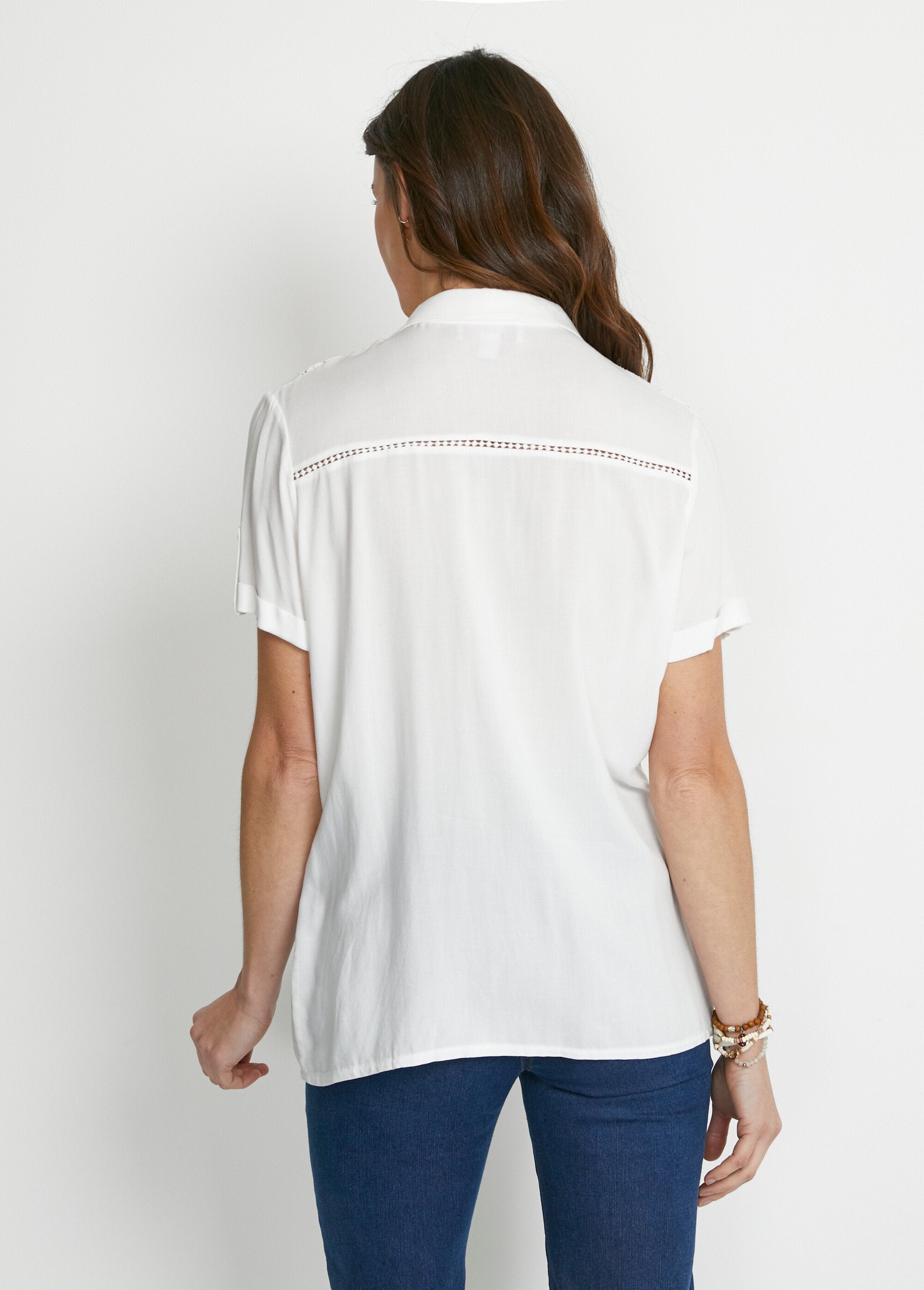 Opengewerkte_blouse_van_kant_met_knoopsluiting_Ecru_DO1_slim