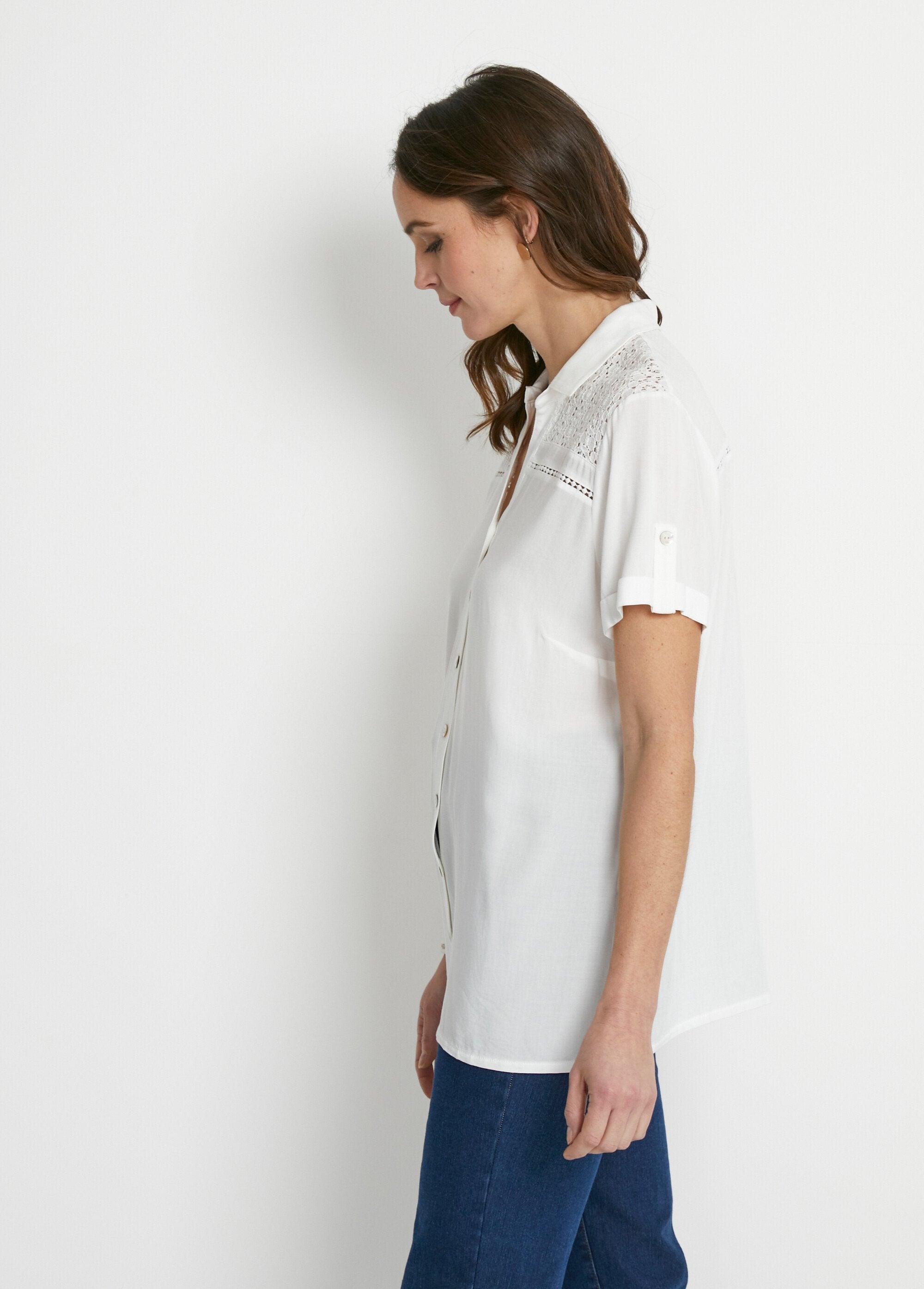 Opengewerkte_blouse_van_kant_met_knoopsluiting_Ecru_DR1_slim