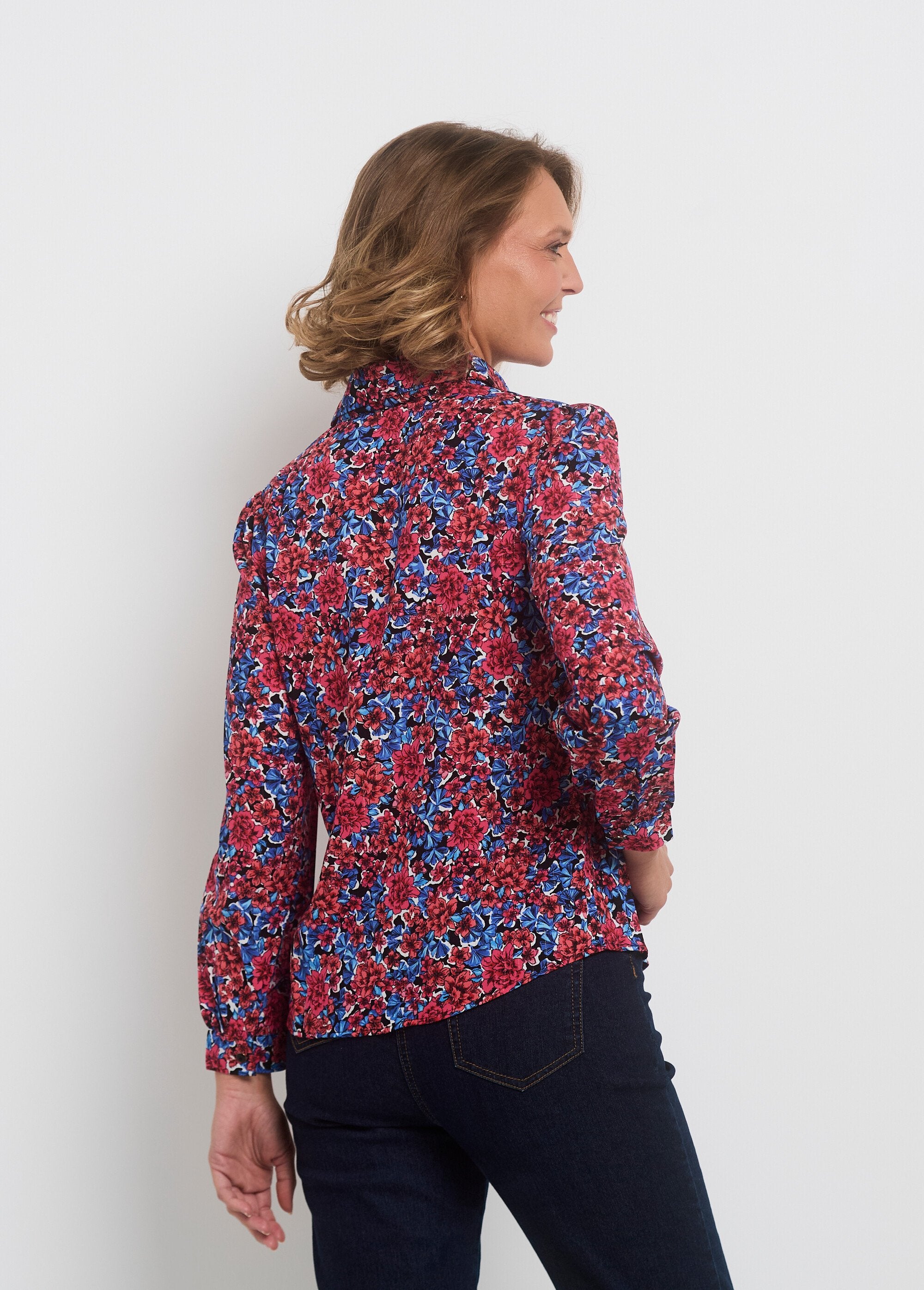 Button-down_blouse_met_glanzend_garen_Bleu_et_rouge_DO1_slim