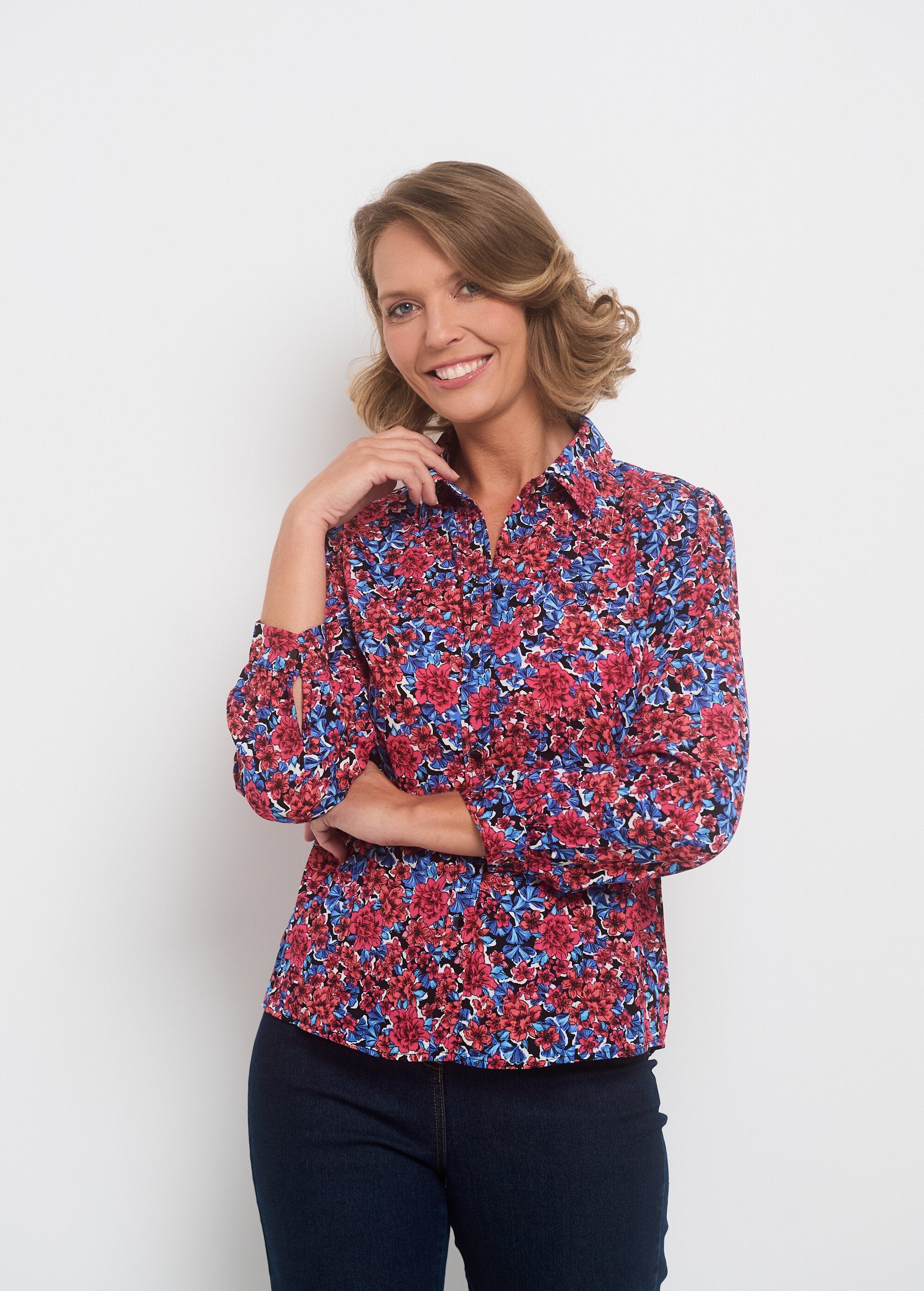 Button-down_blouse_met_glanzend_garen_Bleu_et_rouge_FA2_slim