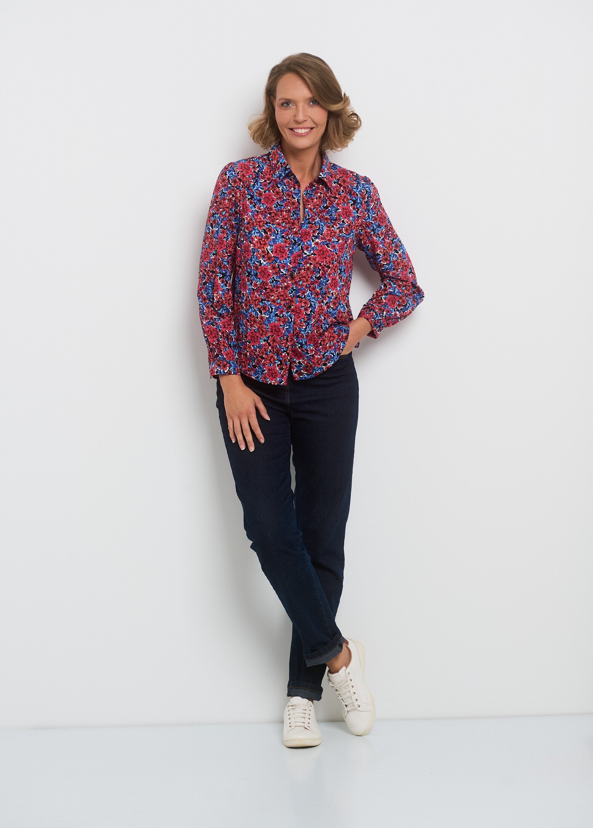 Button-down_blouse_met_glanzend_garen_Bleu_et_rouge_SF1_slim