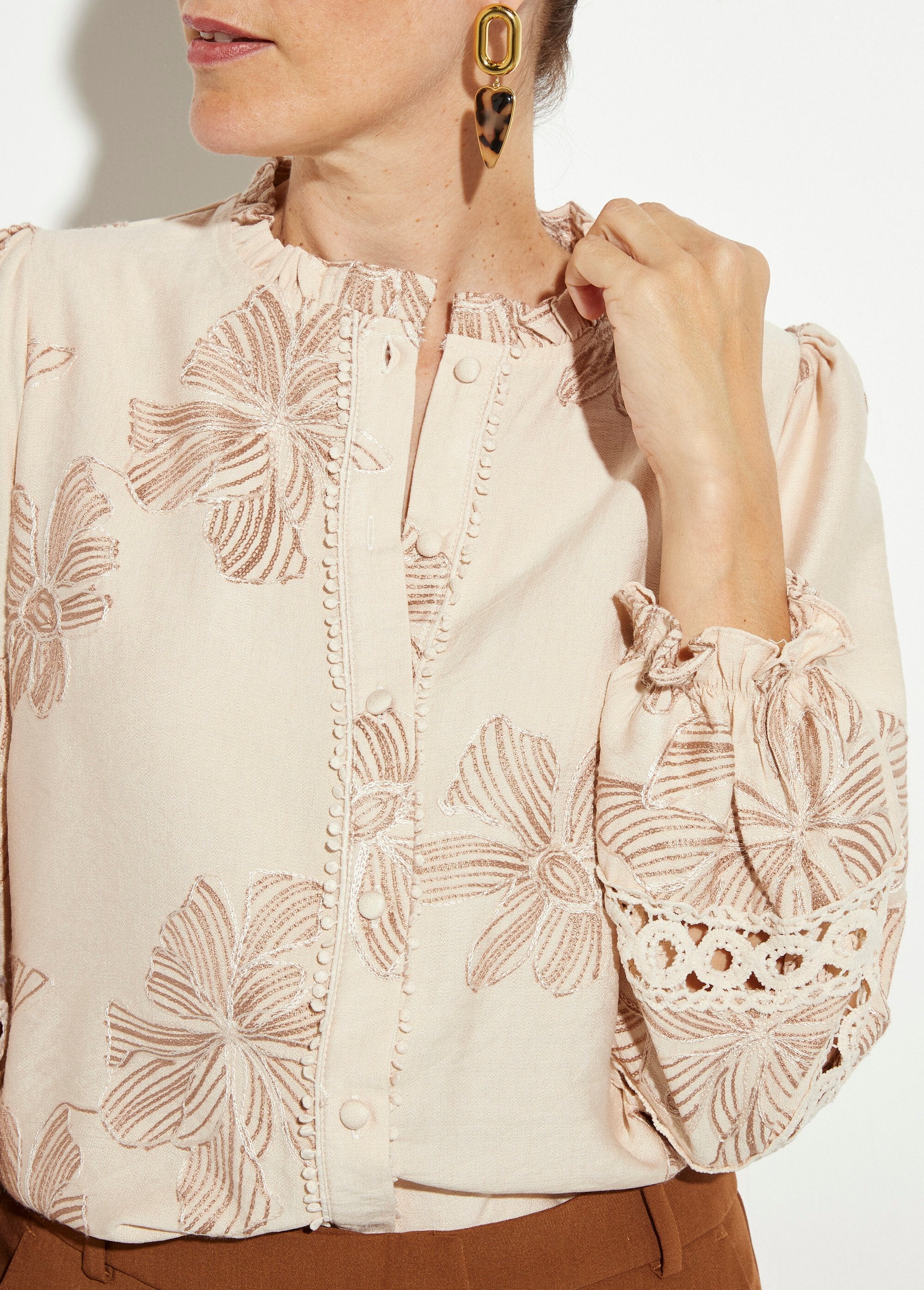 Blouse_met_knoopsluiting,_borduursel_en_guipure_Beige_DE1_slim