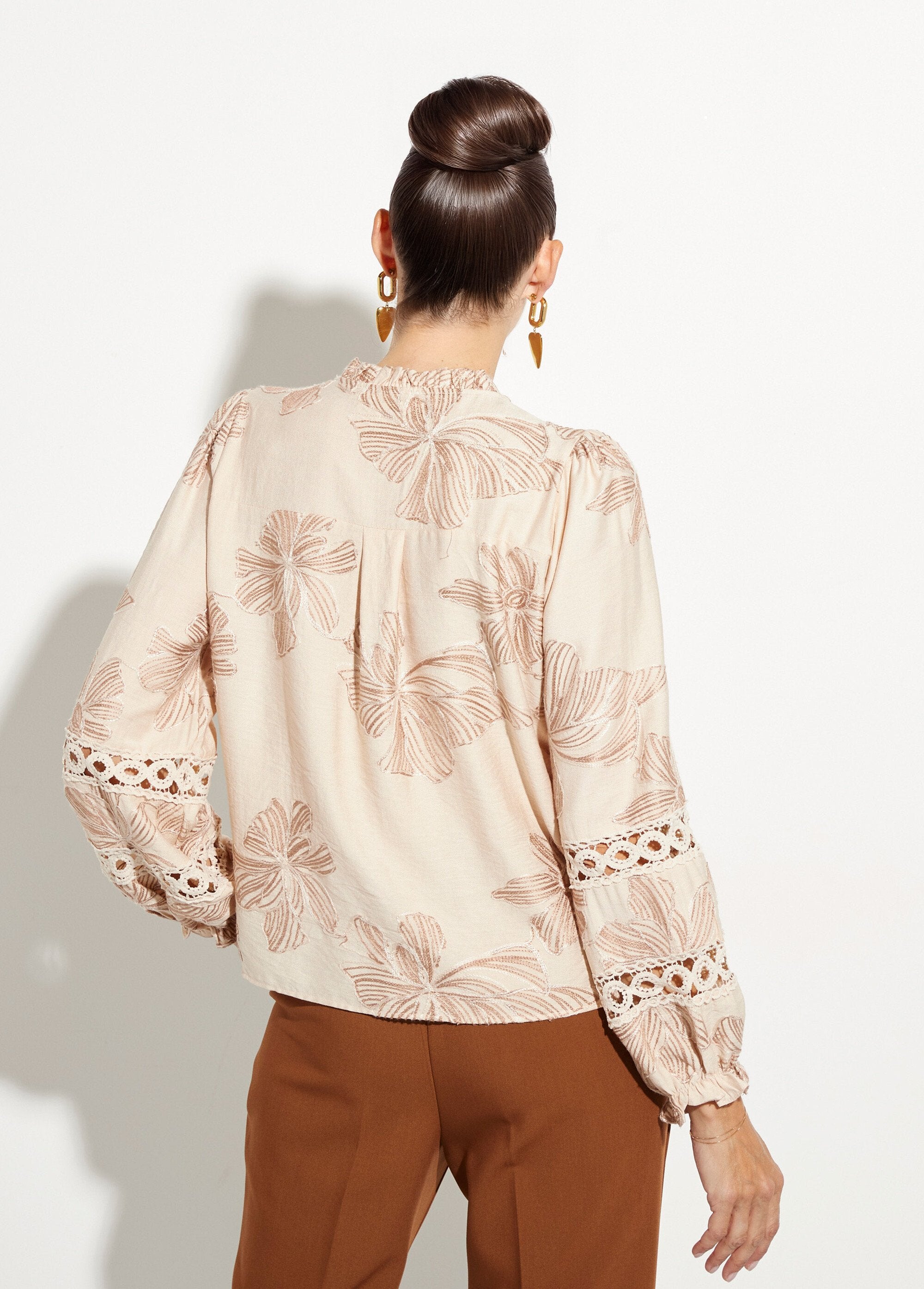 Blouse_met_knoopsluiting,_borduursel_en_guipure_Beige_DO1_slim