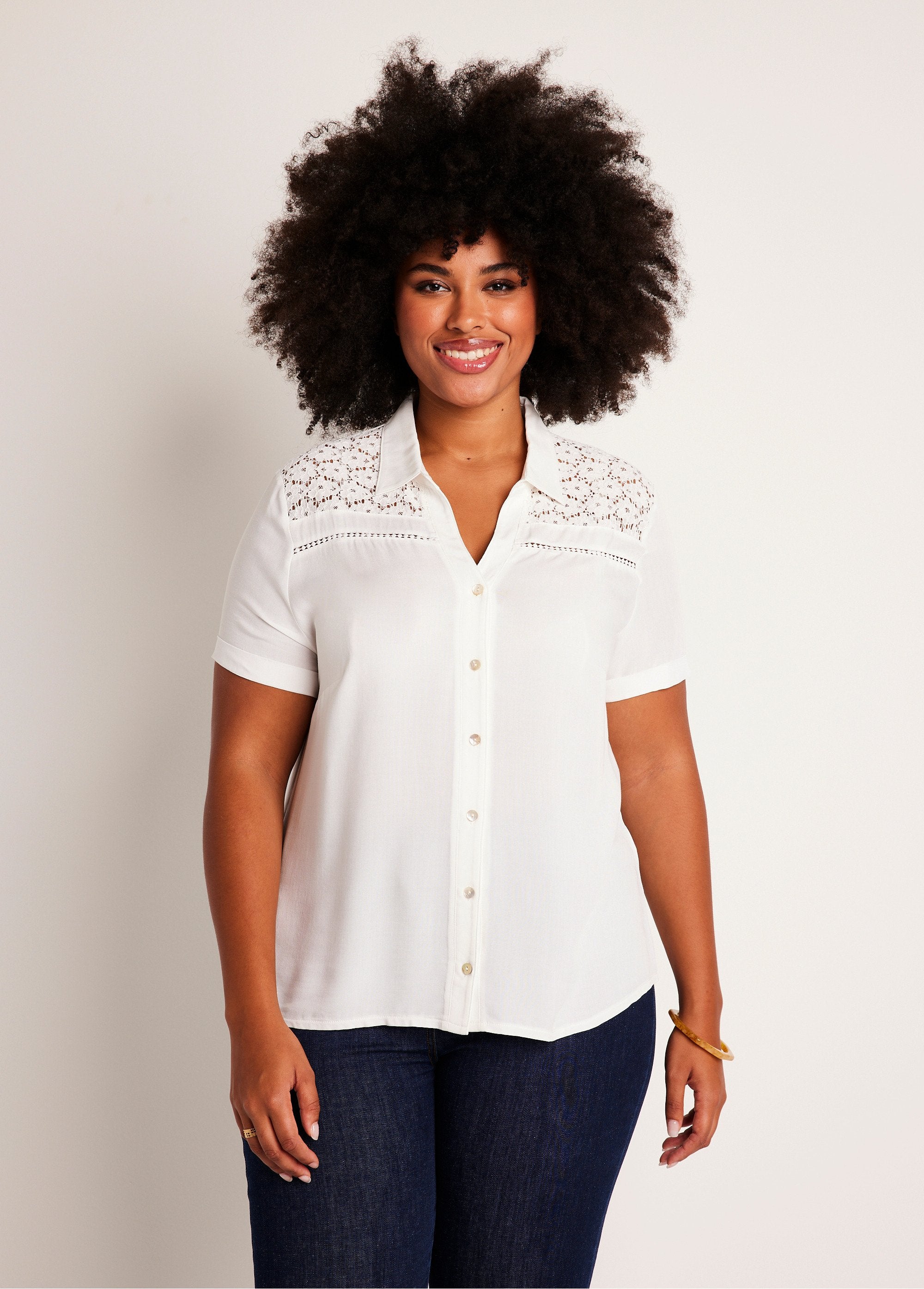 Opengewerkte_blouse_van_kant_met_knoopsluiting_Ecru_FA1_curvy