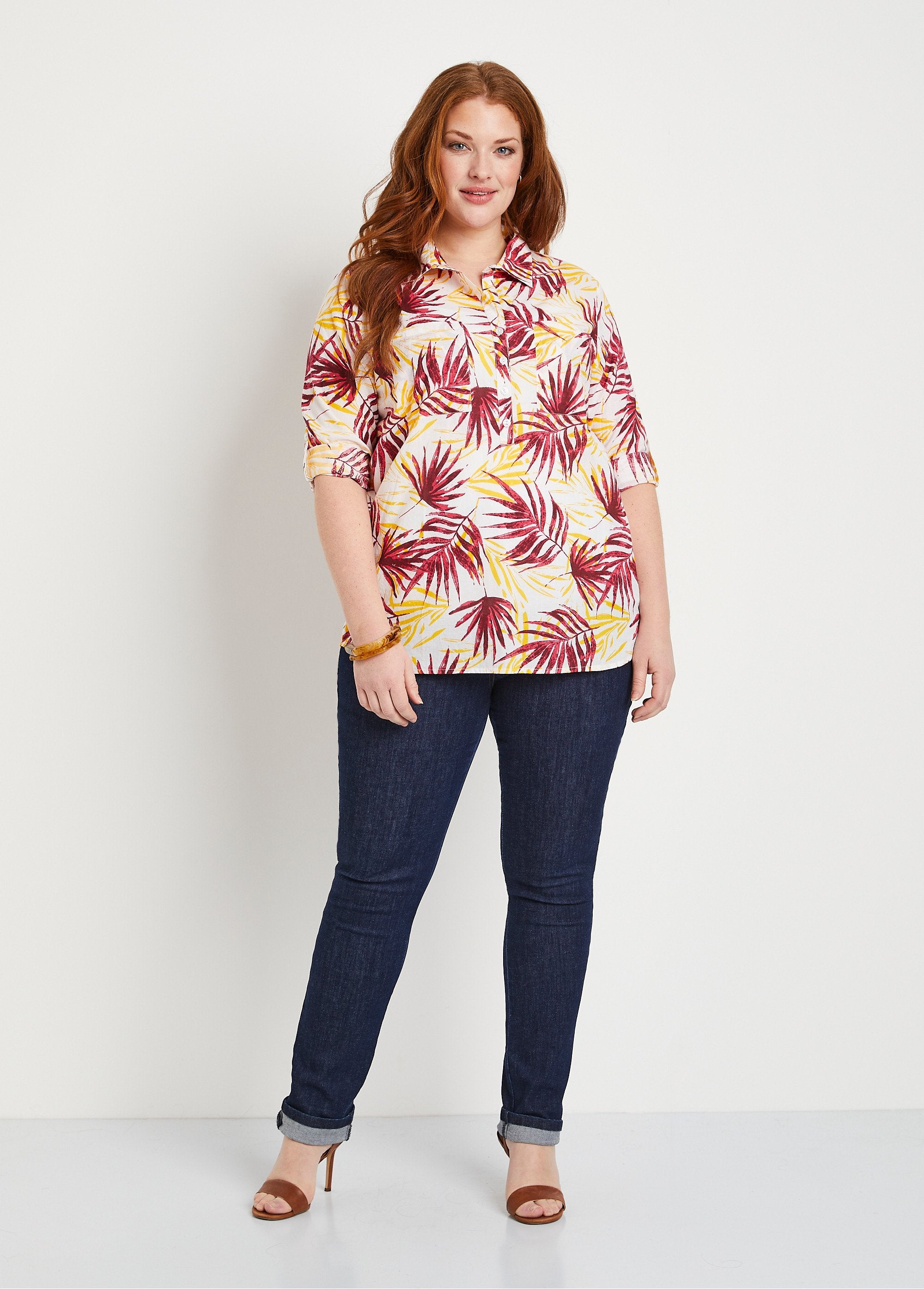 Lange_katoenen_blouse_met_knoopsluiting_Rode_afdruk_SF1_curvy