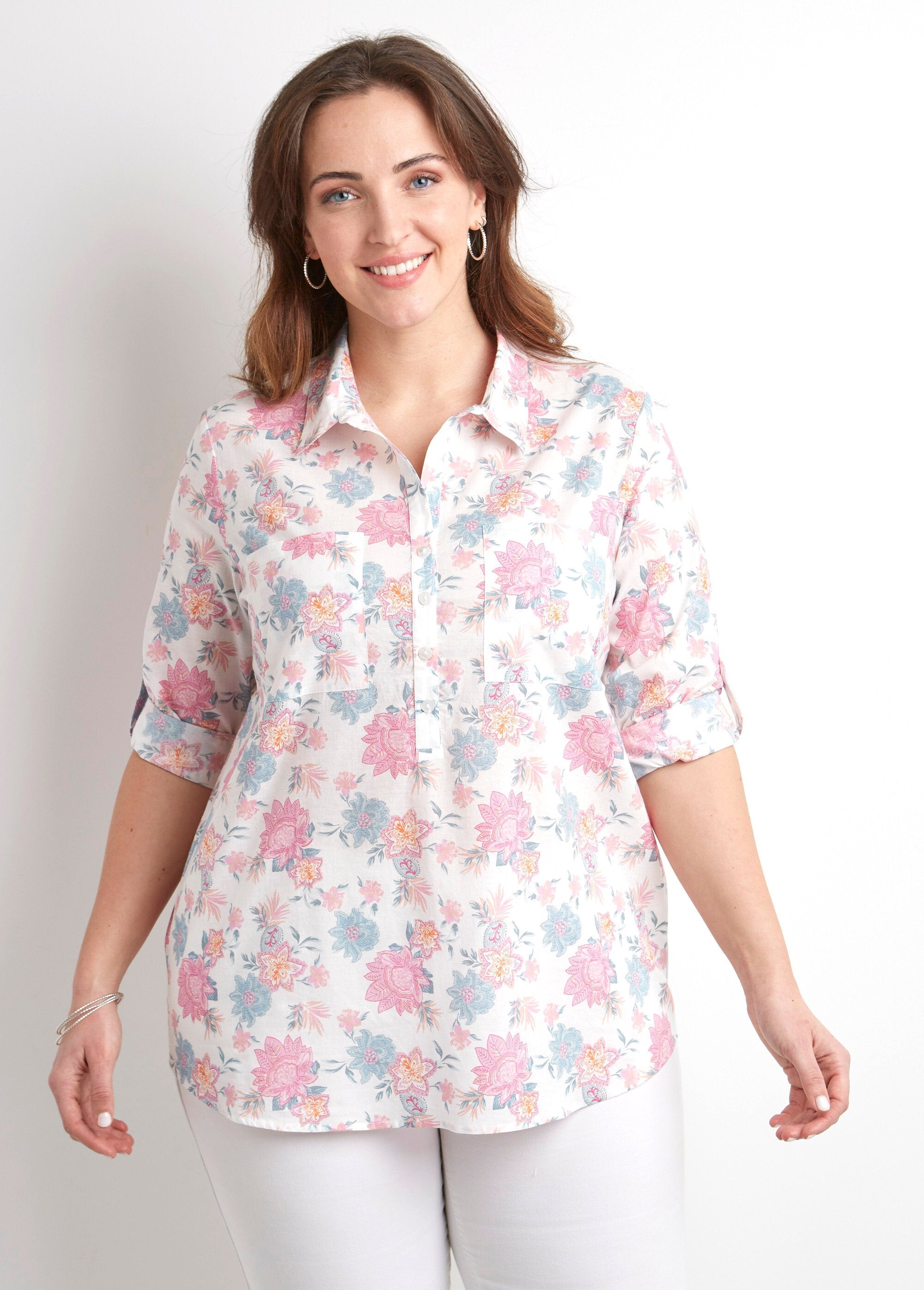 Lange_katoenen_blouse_met_knoopsluiting_en_bloemenprint_Imprime_rose_FA1_curvy