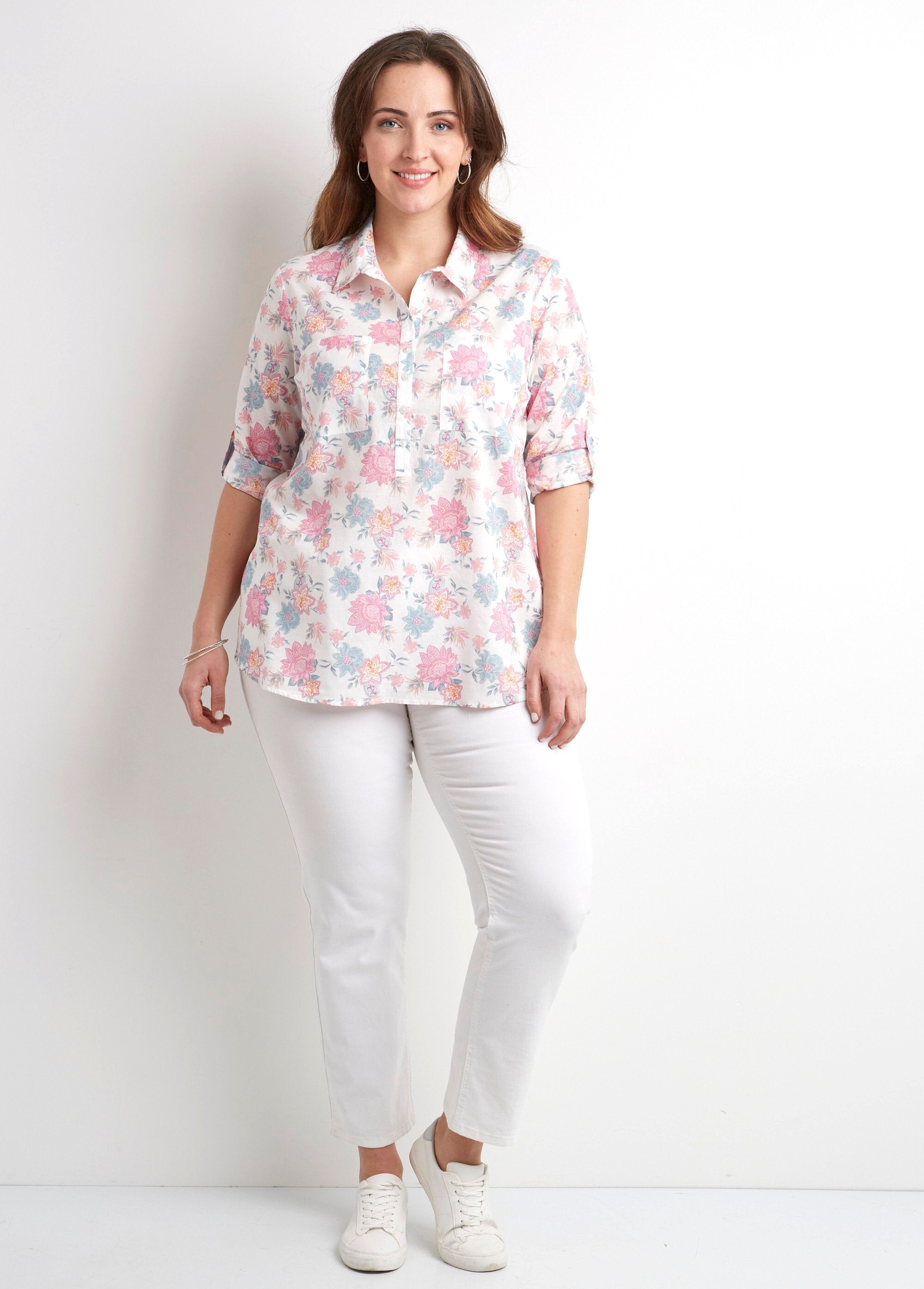 Lange_katoenen_blouse_met_knoopsluiting_en_bloemenprint_Imprime_rose_SF1_curvy