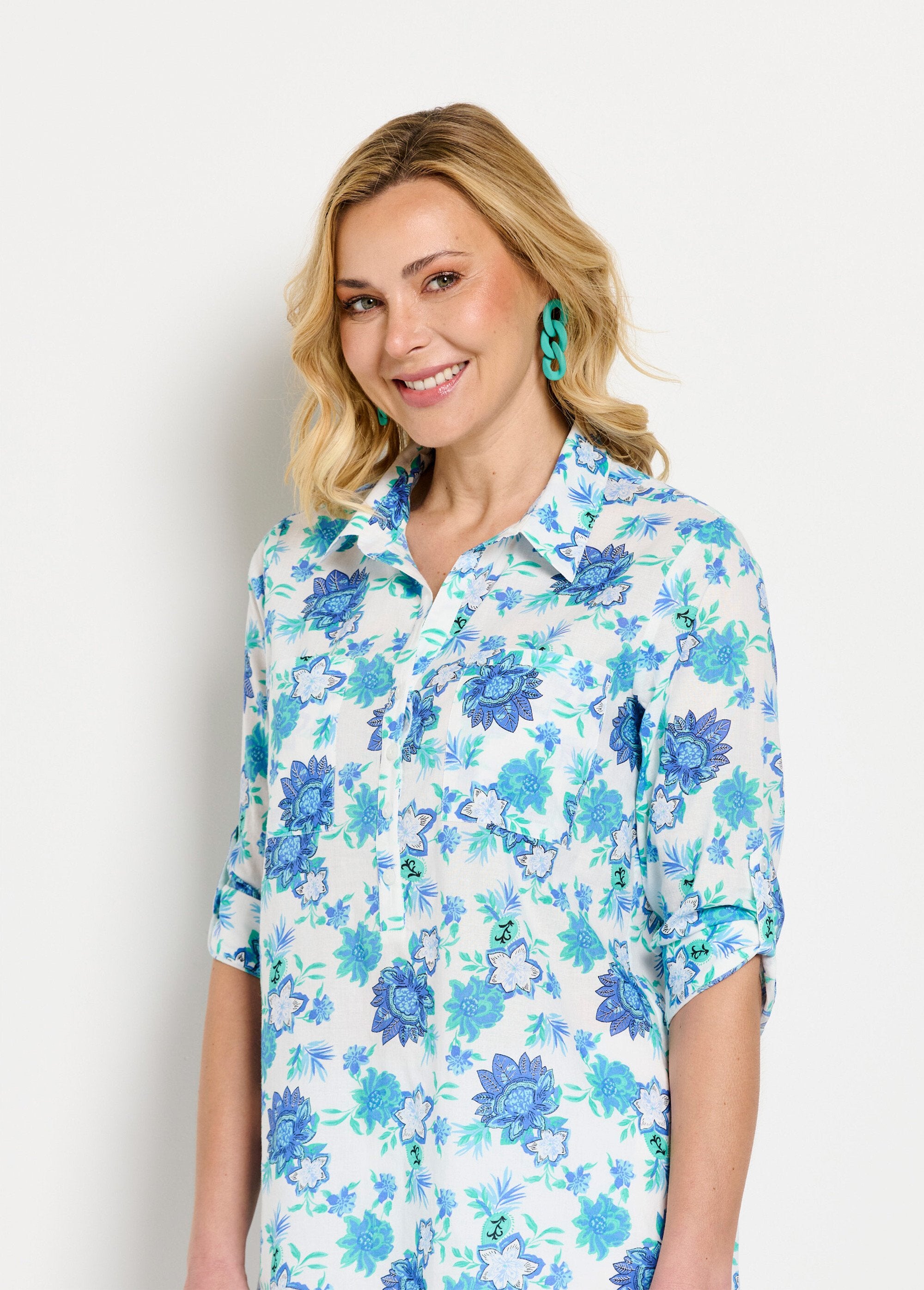 Lange_katoenen_blouse_met_knoopsluiting_en_bloemenprint_Imprime_bleu_DE1_slim