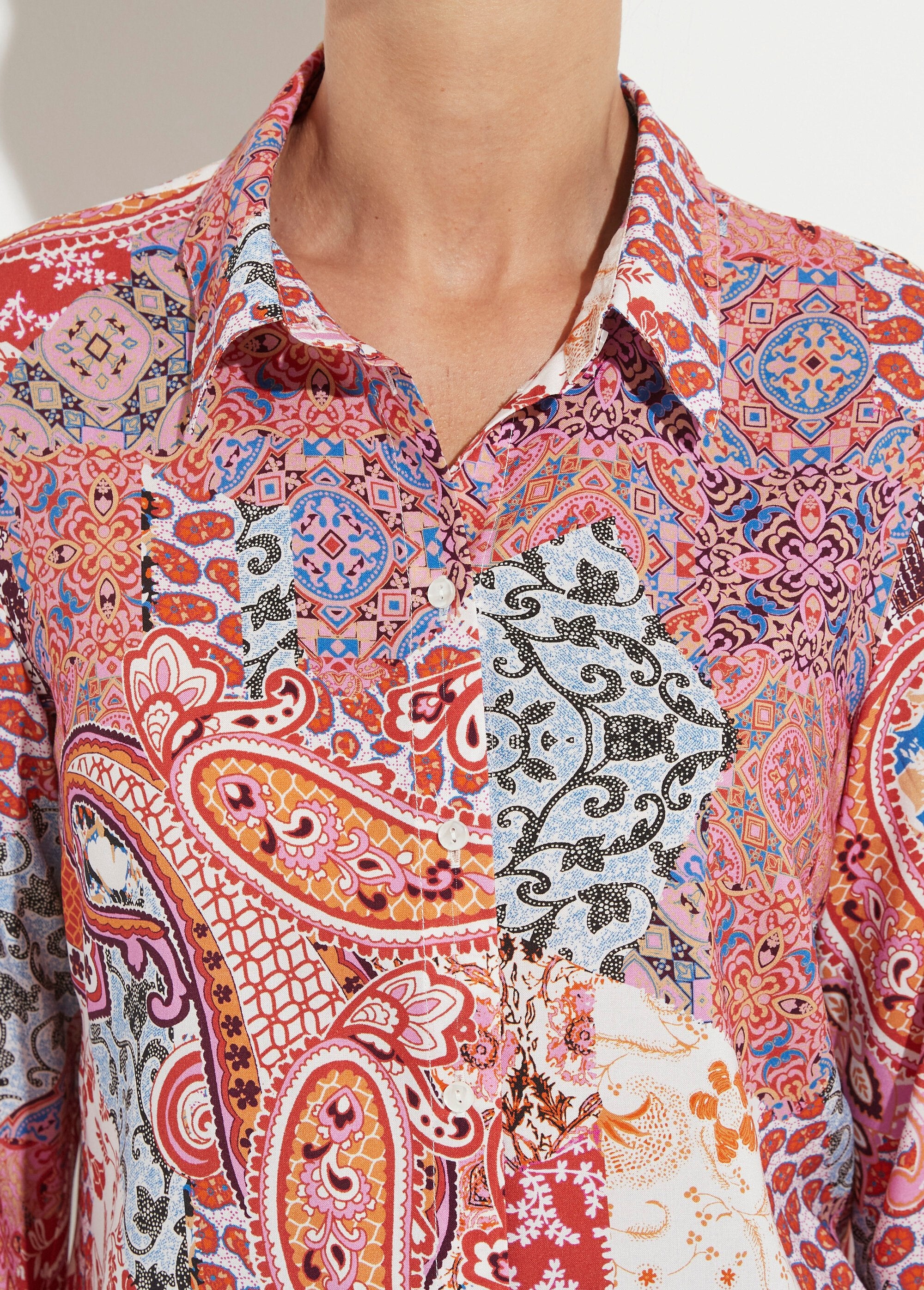 Lange_blouse_met_knoopsluiting_en_vloeiende_kasjmierprint_Imprime_rose_DE1_slim