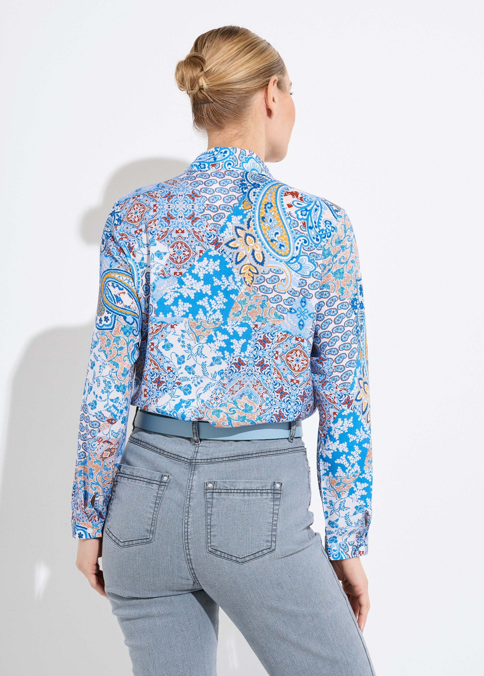 Lange_blouse_met_knoopsluiting_en_vloeiende_kasjmierprint_Imprime_bleu_DO1_slim
