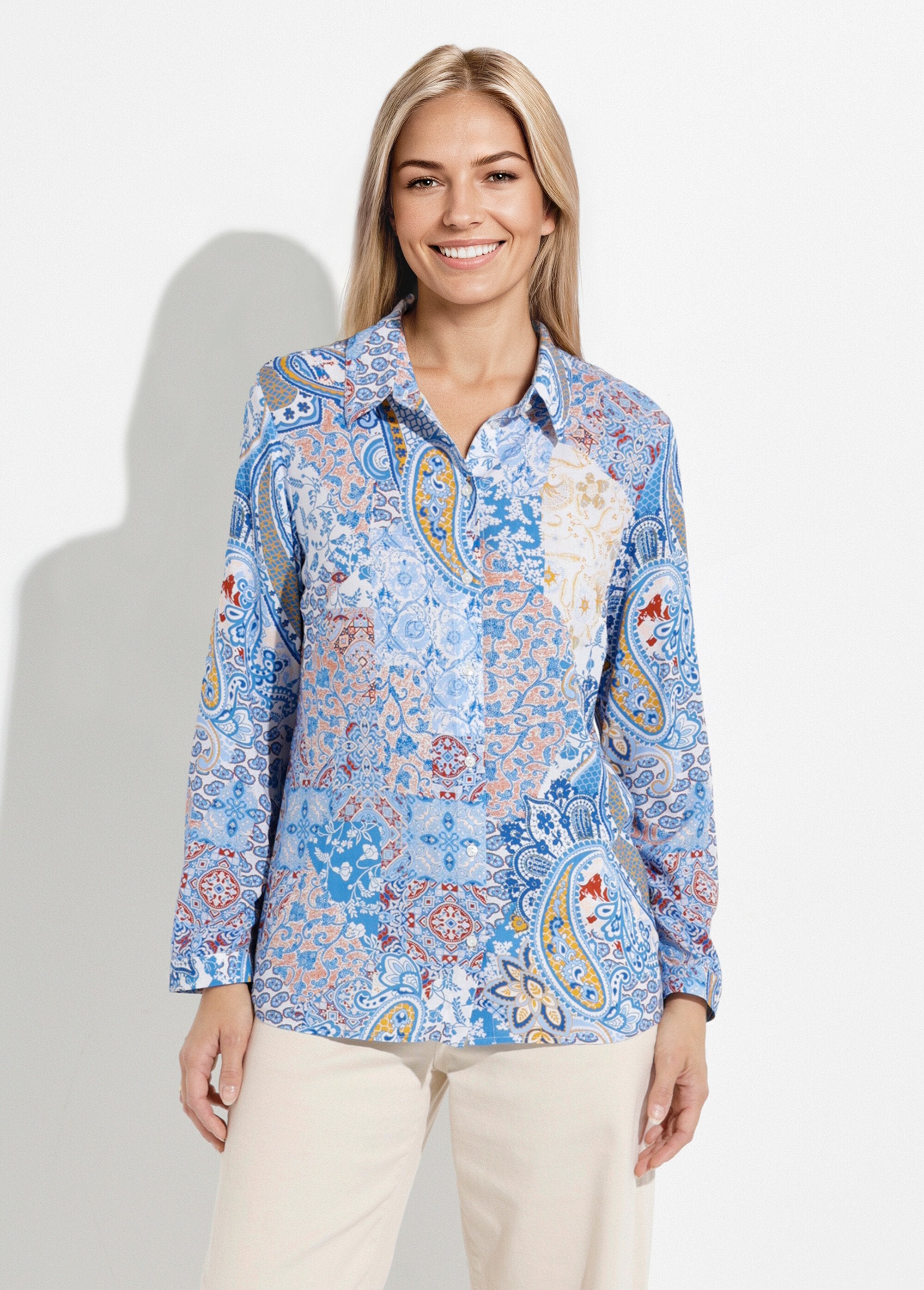 Lange_blouse_met_knoopsluiting_en_vloeiende_kasjmierprint_Imprime_bleu_FA1_slim