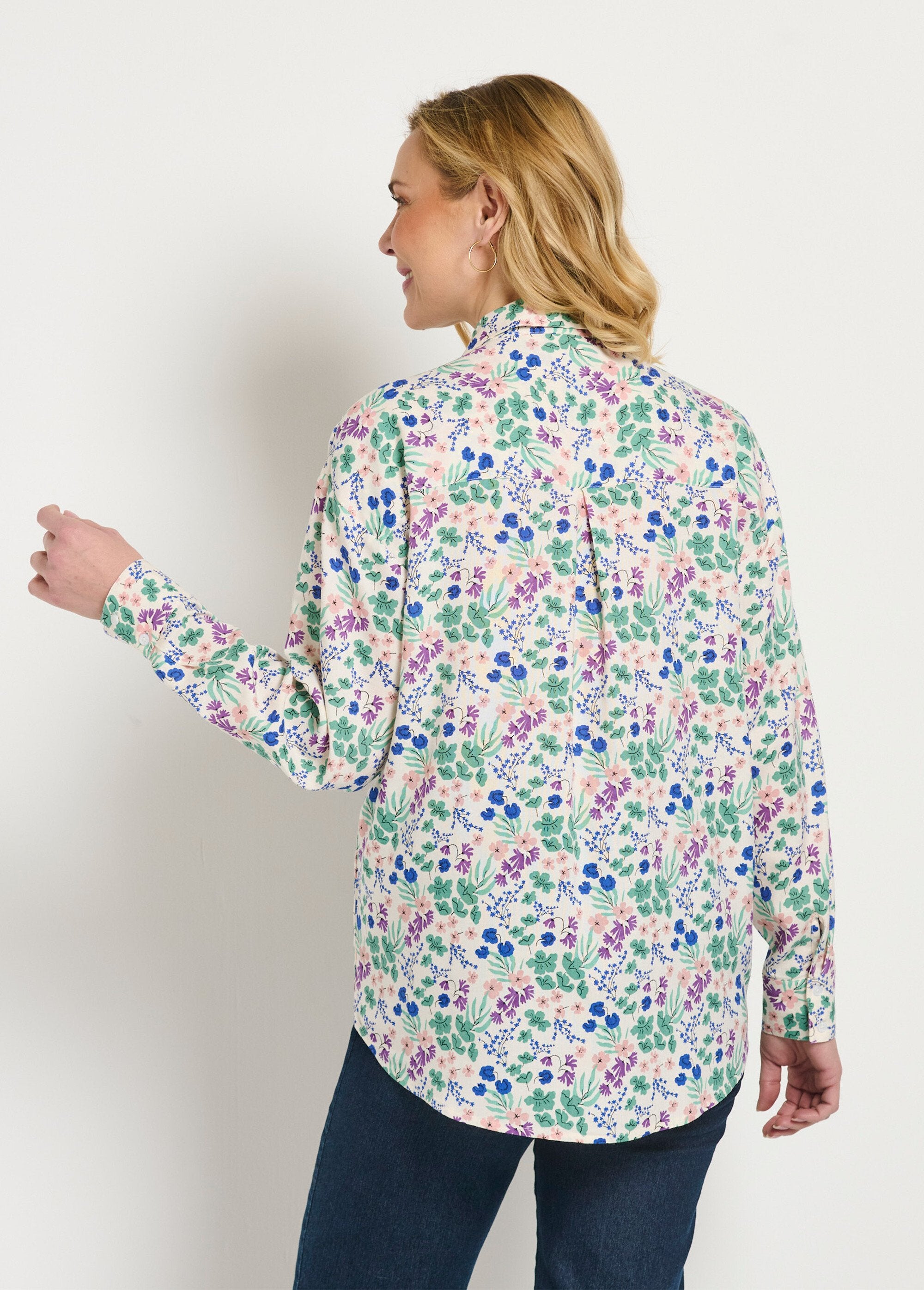 Lange_blouse_met_knoopsluiting_en_vloeiende_bloemenprint_Vert_et_blanc_DO1_slim