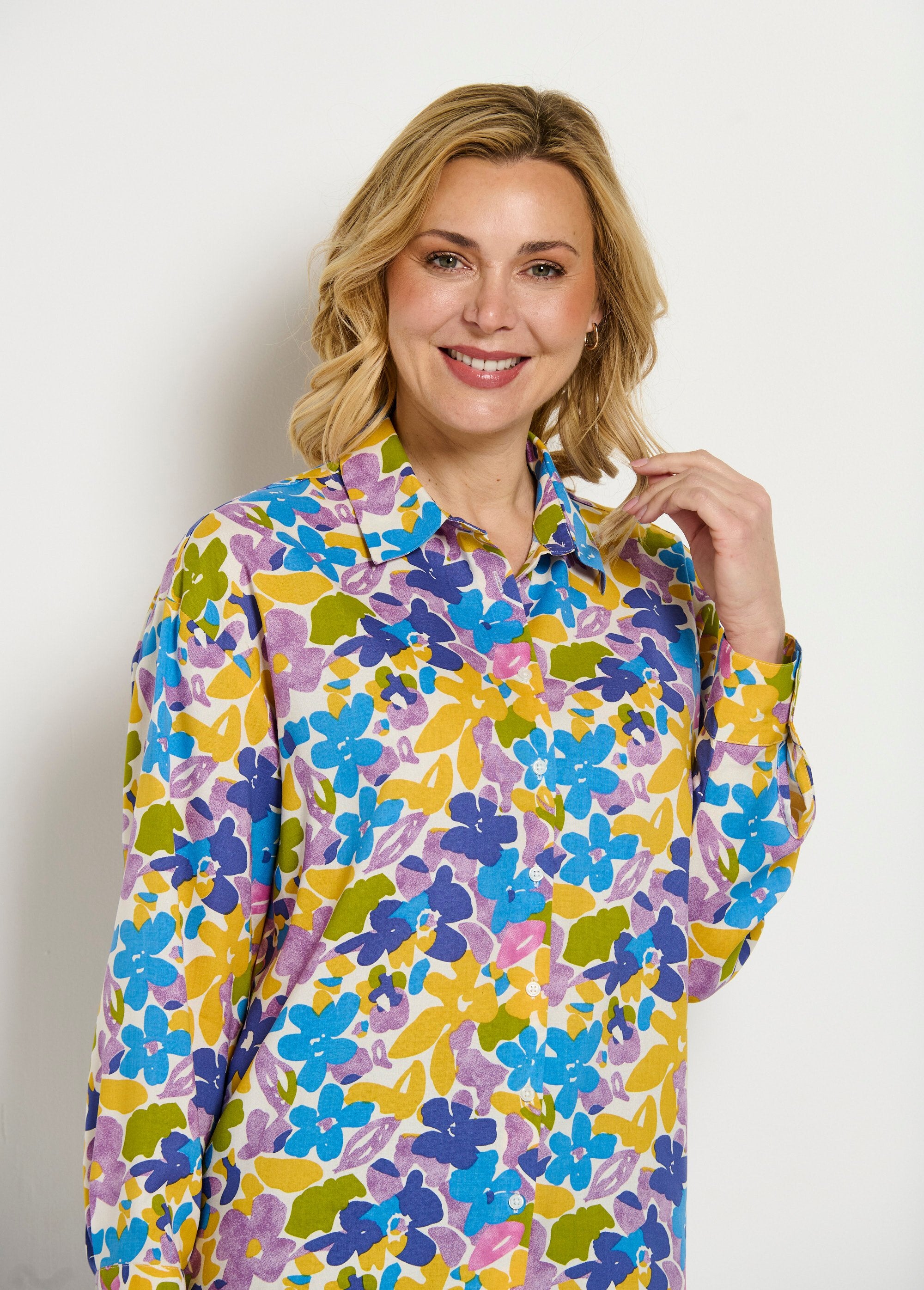 Lange_blouse_met_knoopsluiting_en_vloeiende_bloemenprint_Multicolore_DE1_slim