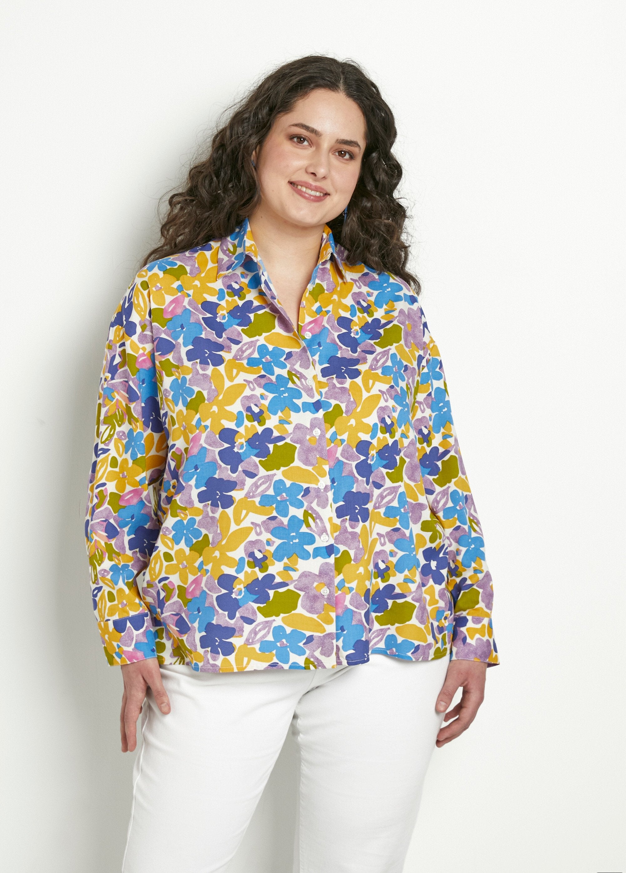 Lange_blouse_met_knoopsluiting_en_vloeiende_bloemenprint_Multicolore_FA1_curvy