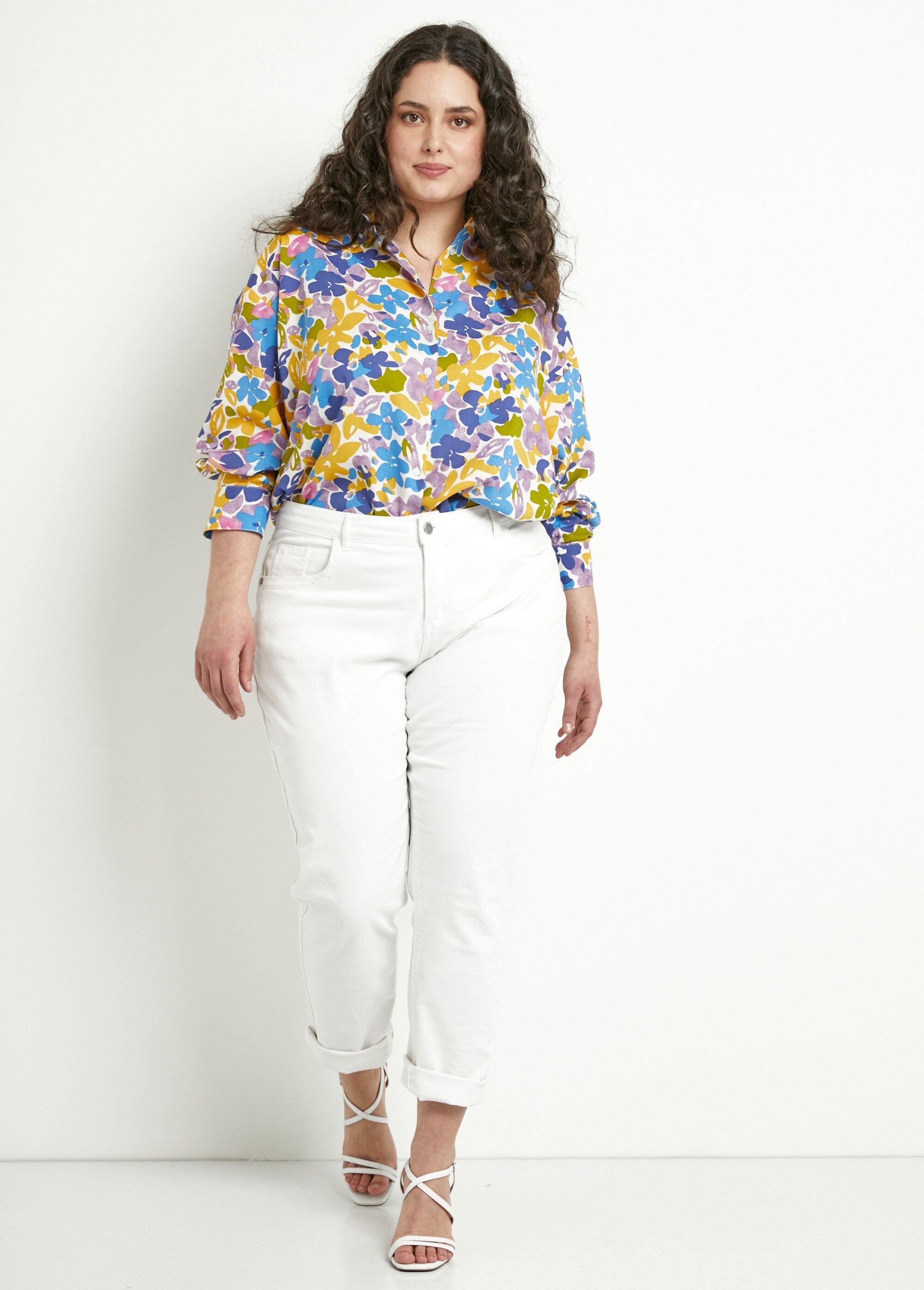 Lange_blouse_met_knoopsluiting_en_vloeiende_bloemenprint_Multicolore_SF1_curvy