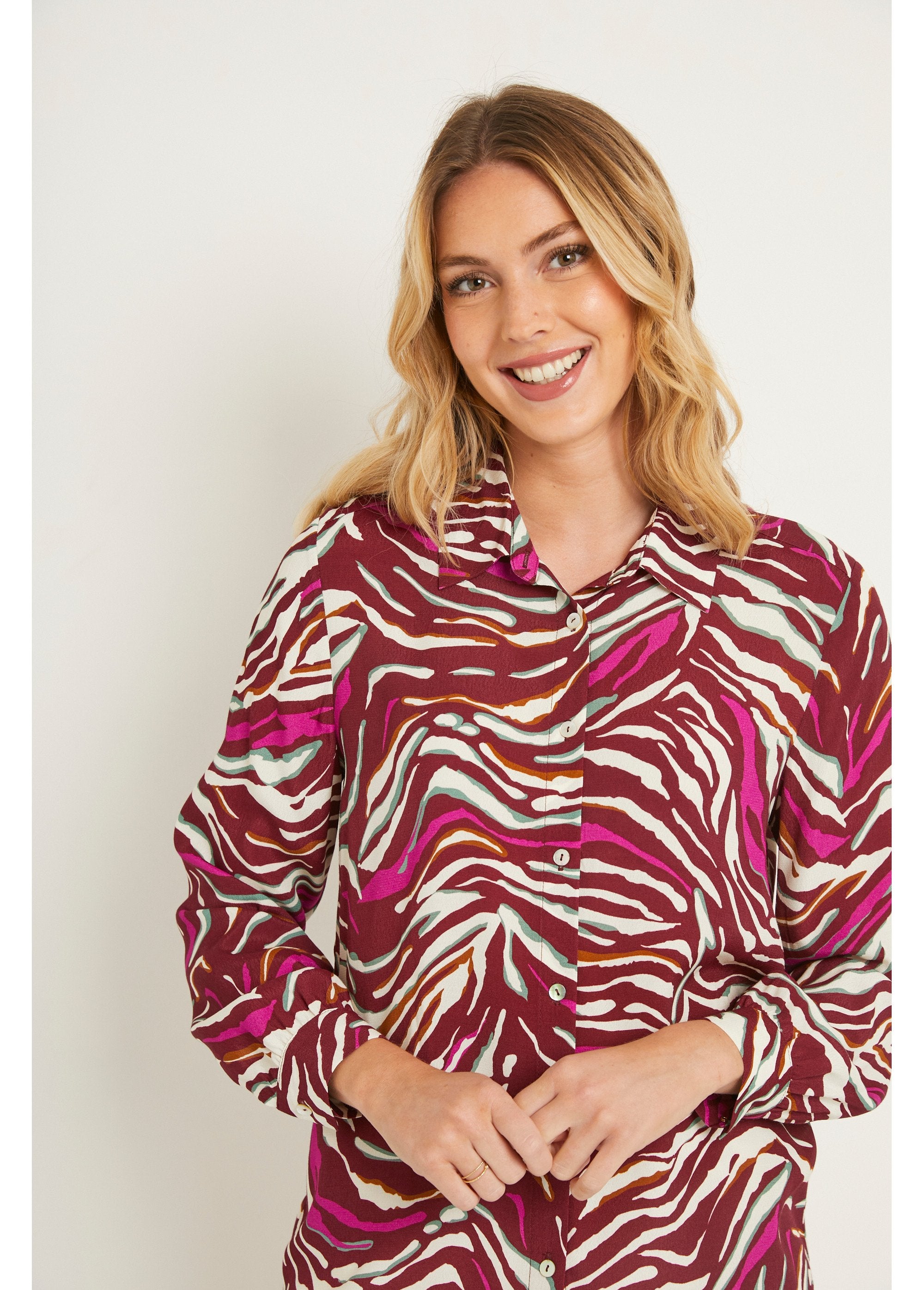 Lange_blouse_met_zebraprint_en_knoopsluiting_Prune_et_rose_DE1_slim