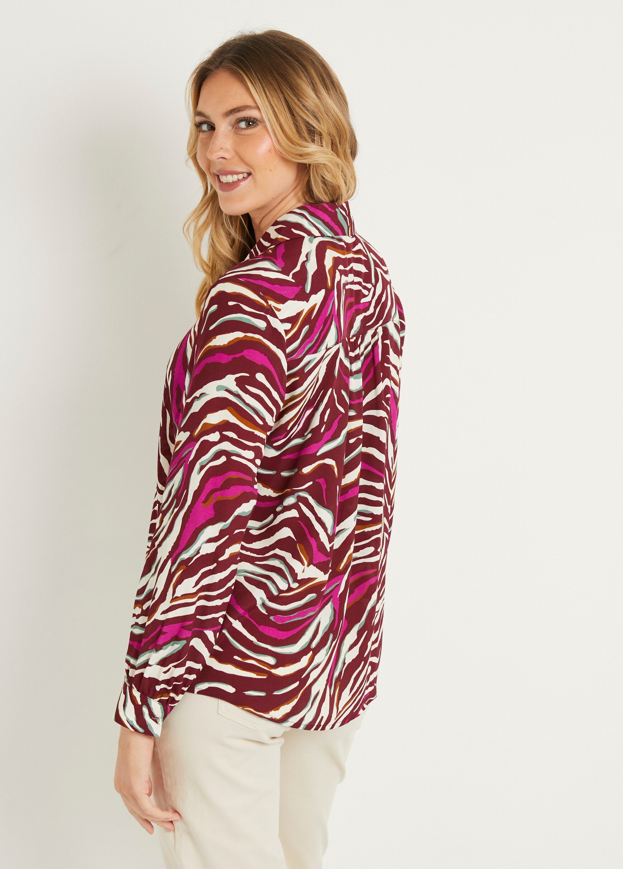 Lange_blouse_met_zebraprint_en_knoopsluiting_Prune_et_rose_DO1_slim